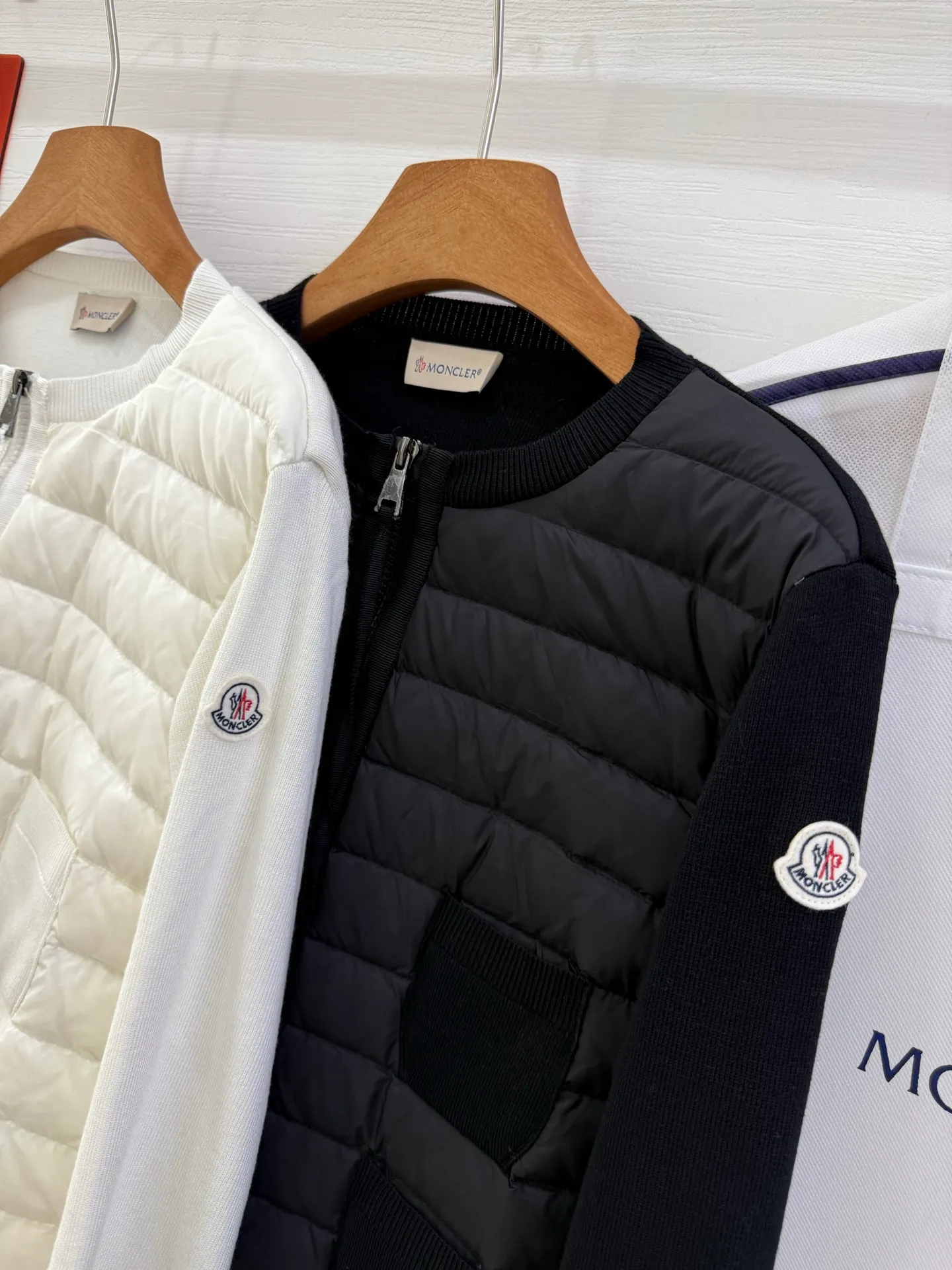P700 Italian Moncler 25 style round neck spliced ​​down down four-pocket decoration zipper cardigan This cardigan is ideal for the season change and can be worn as a jacket when the weather is warmer. This zip-up style is made from comfortable merino wool and is filled with down at the front and collar for added warmth. •Made from merino wool •Longue saison village •Nylon front filled with down •Round neck •Zipper closure •Patch pockets Size: s.m.l.xl Color: Black·White