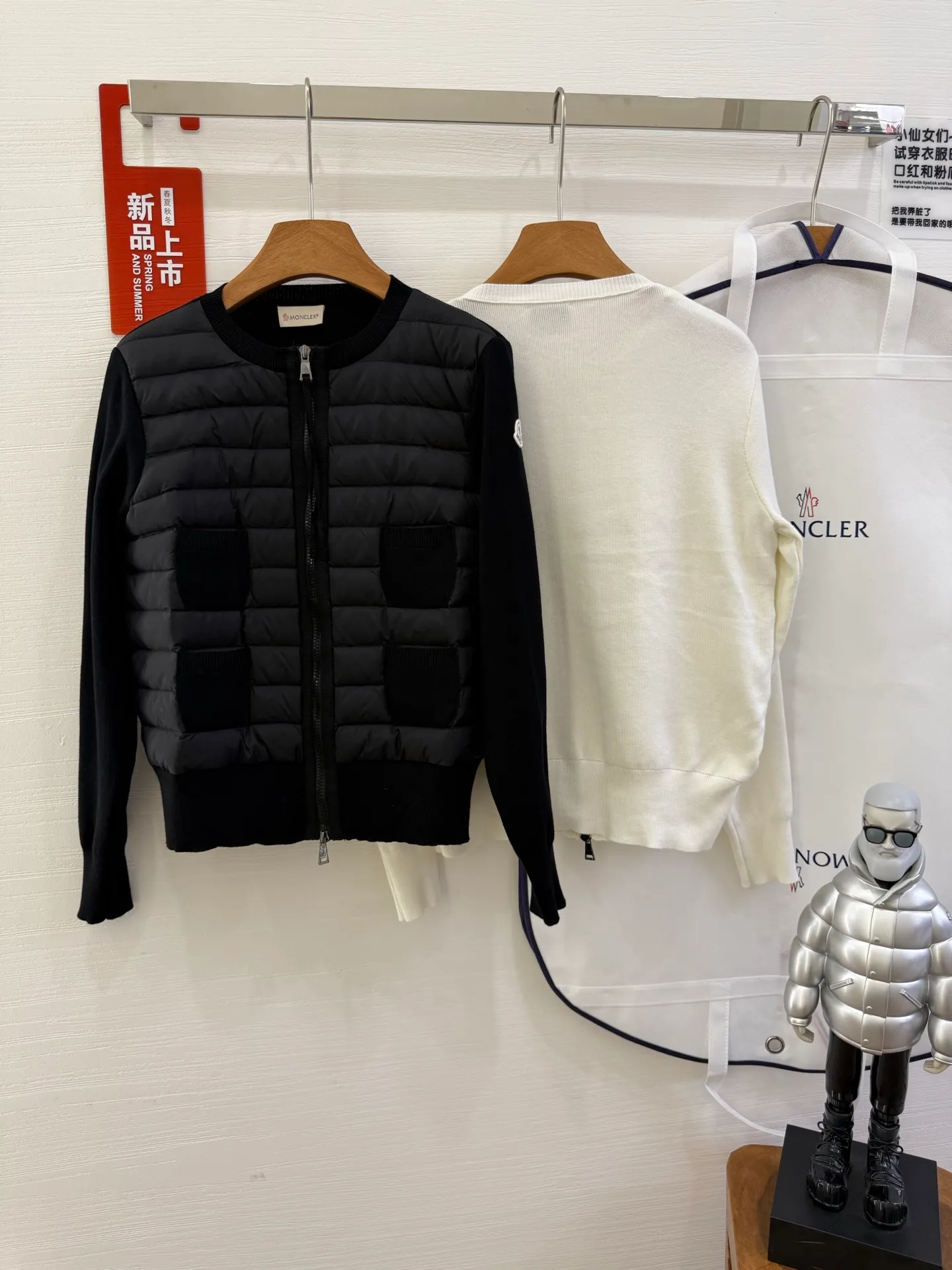 P700 Italian Moncler 25 style round neck spliced ​​down down four-pocket decoration zipper cardigan This cardigan is ideal for the season change and can be worn as a jacket when the weather is warmer. This zip-up style is made from comfortable merino wool and is filled with down at the front and collar for added warmth. •Made from merino wool •Longue saison village •Nylon front filled with down •Round neck •Zipper closure •Patch pockets Size: s.m.l.xl Color: Black·White