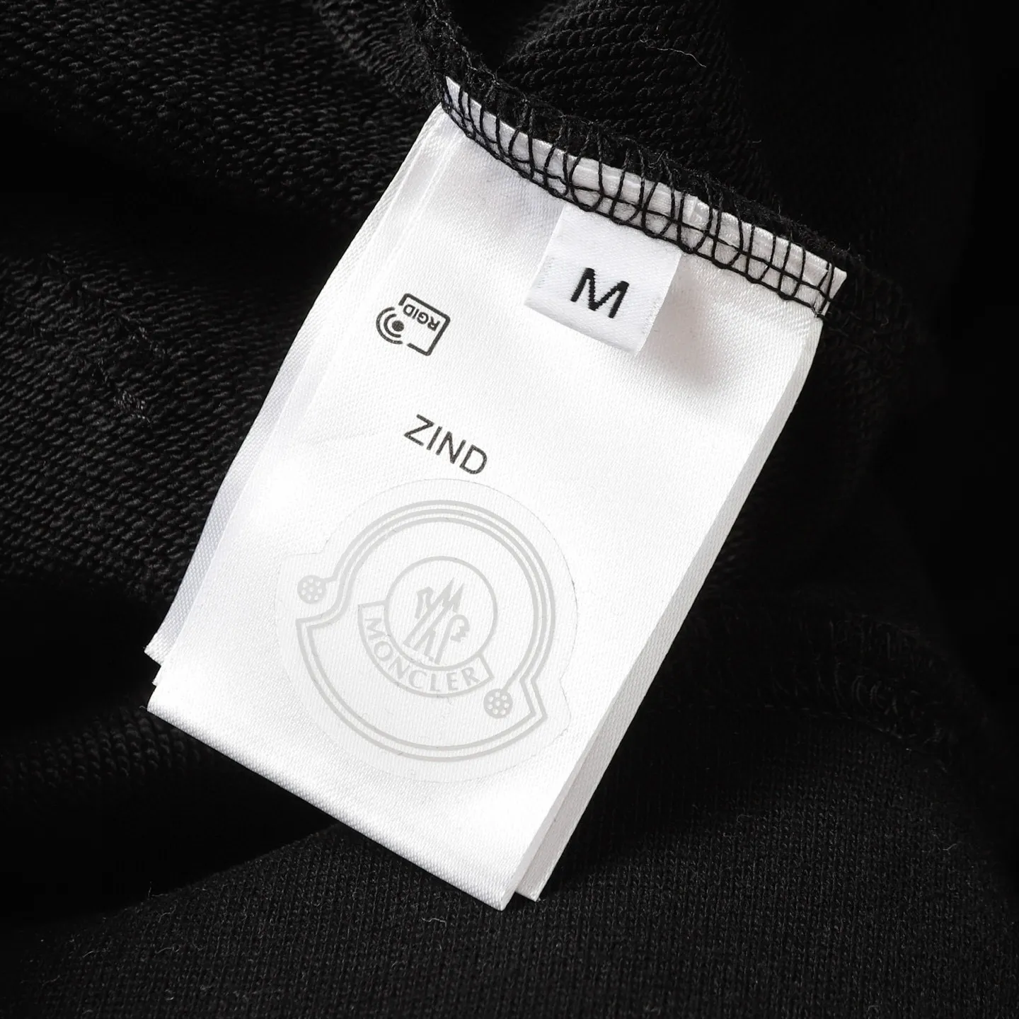 P228 Style number: 851 〈MONCLER〉Basic hooded sweatshirt for Mongolian mouth. The price of Mongolian sweatshirt is actually quite advantageous. Those who have been to the counters should know that the price of Mongolian hooded sweatshirt is not much cheaper than that of Gucci Burberry. It is just relatively low-key and unwilling to hype. It is a picture that you want to buy or not. The aloof existence... ✅Original custom-made with logo eyelets and hood ✅460g 100% cotton wool-eating fabric OS version is too big ✅Matched with the original high-weight double yarn thread ✅Correct three-needle and five-thread craftsmanship Chain edge Color: Black White Royal Blue Sky Blue Size S M L