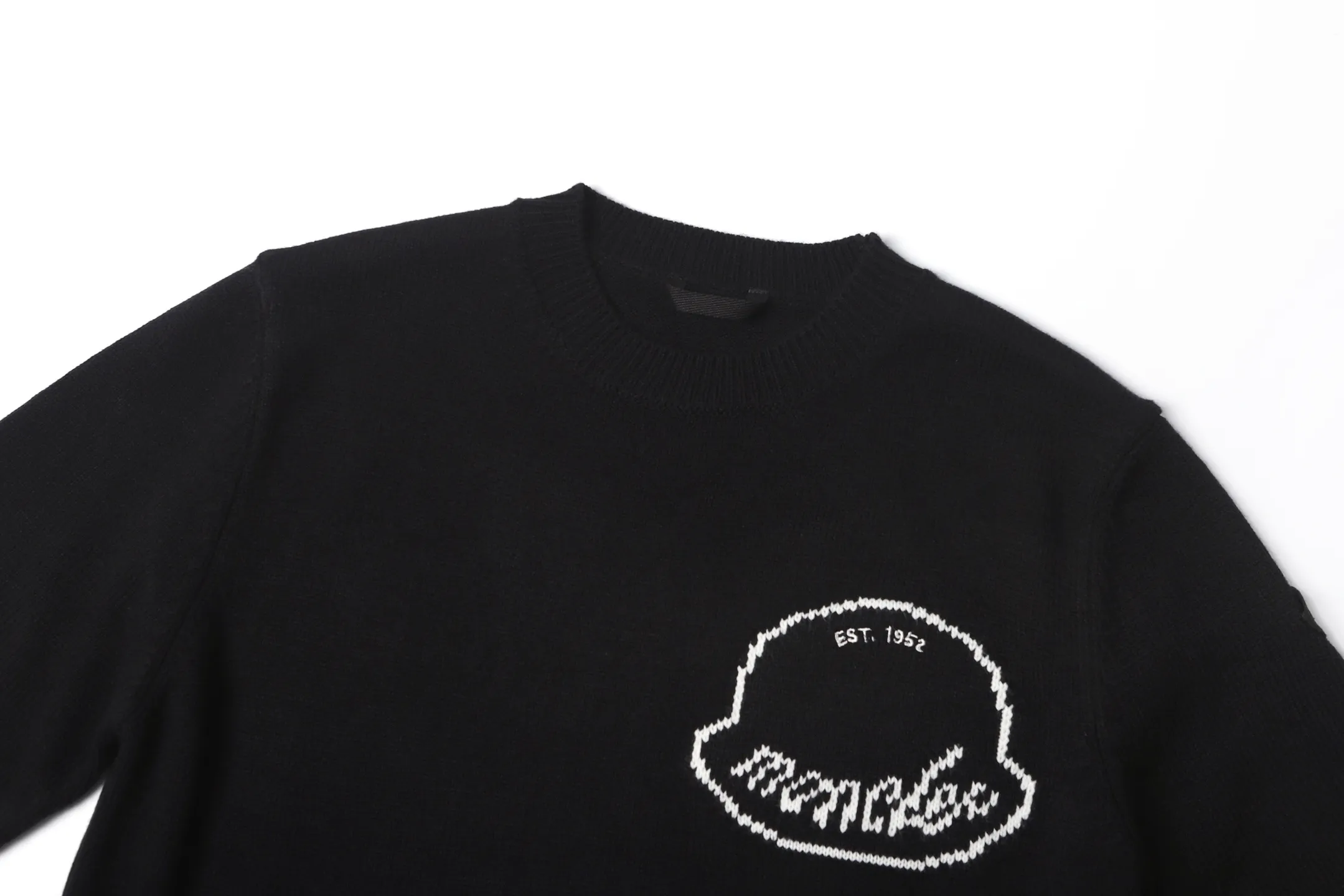 P450 [Exclusive supply] Moncler logo embroidered round neck long-sleeved sweater. The original version was purchased and developed for 3,773 yuan. The fabric is made of high-quality wool blended fabric, which has a soft and comfortable feel and good warmth retention. Classic round neck design, simple and elegant, suitable for daily wear. The brand logo on the chest uses fine embroidery technology, and the pattern is three-dimensional and clear, highlighting the brand recognition. The body has a form-fitting silhouette and a smooth cut for comfort and freedom of movement. In the production process, wool jacquard and wool enzyme washing technologies are used to make the fabric softer and skin-friendly while maintaining a stable pattern. The stitching is even and firm, and the details are meticulously handled, reflecting the brand's strict control over quality. The overall design is simple and elegant, suitable for various occasions. Whether it is business or leisure, it can show an elegant and decent style. The overall wiring is straight and delicate, the fabric is comfortable and soft, and the color is consistent without color difference. It can be matched with the same style to create a fashionable look and control various occasions. Customized accessories, complete with three standards, same style for men and women! Size:S-M-L-XL