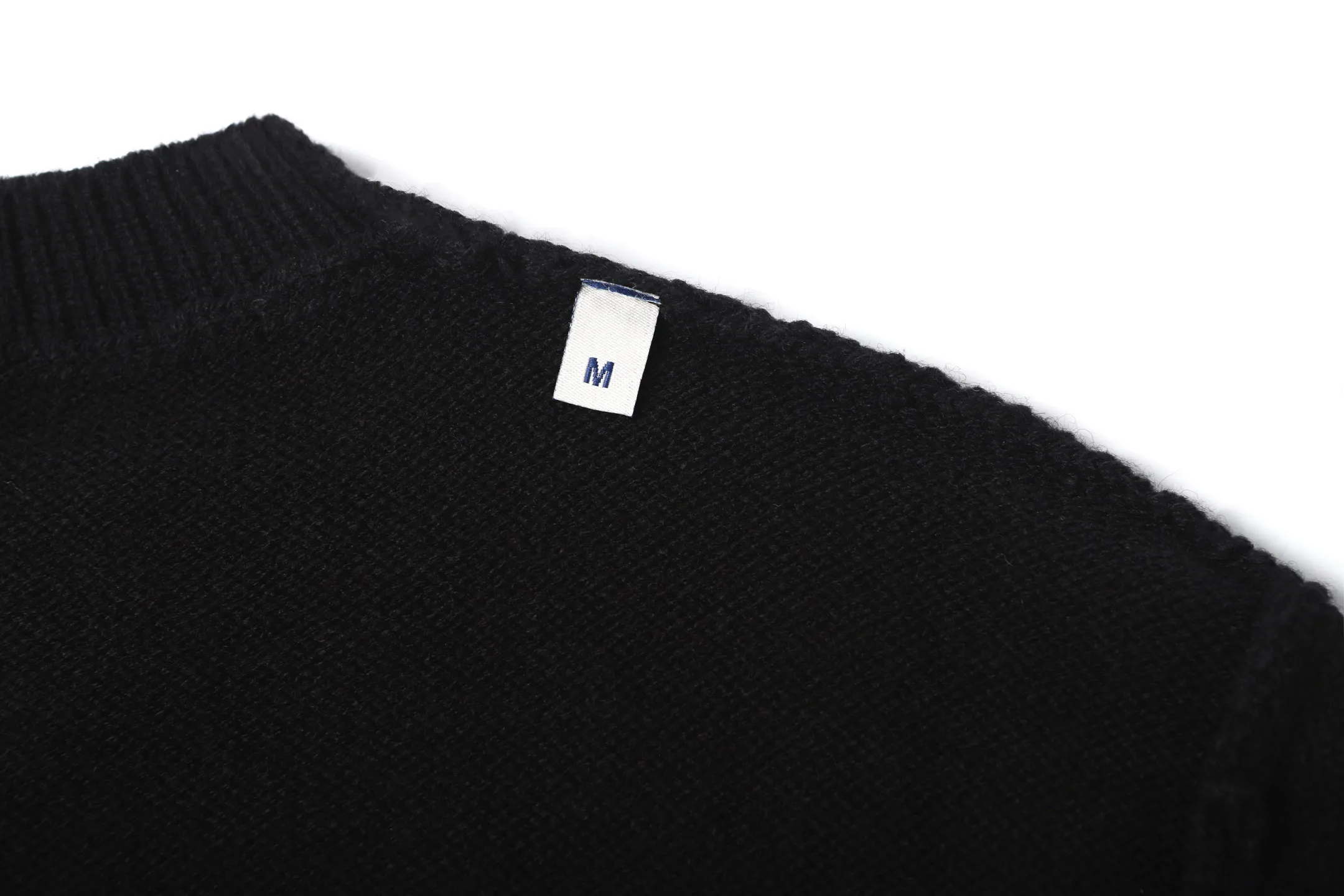 P450 [Exclusive supply] Moncler logo embroidered round neck long-sleeved sweater. The original version was purchased and developed for 3,773 yuan. The fabric is made of high-quality wool blended fabric, which has a soft and comfortable feel and good warmth retention. Classic round neck design, simple and elegant, suitable for daily wear. The brand logo on the chest uses fine embroidery technology, and the pattern is three-dimensional and clear, highlighting the brand recognition. The body has a form-fitting silhouette and a smooth cut for comfort and freedom of movement. In the production process, wool jacquard and wool enzyme washing technologies are used to make the fabric softer and skin-friendly while maintaining a stable pattern. The stitching is even and firm, and the details are meticulously handled, reflecting the brand's strict control over quality. The overall design is simple and elegant, suitable for various occasions. Whether it is business or leisure, it can show an elegant and decent style. The overall wiring is straight and delicate, the fabric is comfortable and soft, and the color is consistent without color difference. It can be matched with the same style to create a fashionable look and control various occasions. Customized accessories, complete with three standards, same style for men and women! Size:S-M-L-XL