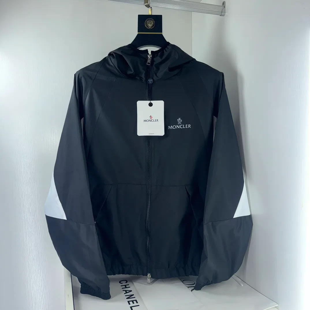 P430 New model on the shelves 🎬 MONCLER new model for spring, autumn and winter, black and white color matching windbreaker hooded jacket! Classic chest logo embellishment design. Letter printing on the back ~ makes the whole thing more fashionable, comfortable, skin-friendly, and breathable. It is practical for daily commuting and leisure. Exclusive top-grade customized fabric, simple and elegant, clean and neat tailoring, soft and dry to the touch, and the upper body effect is crisp and stylish. The three-dimensional cutting process and the pattern are all of high standards, and the silhouette version has the right benefits! It is not tight at all, and with so many top-quality raw materials, it creates a high-end product with unparalleled value, and the upper body effect is super good-looking! Color: Black Size: M-2XL