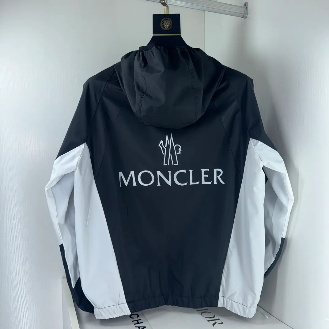 P430 New model on the shelves 🎬 MONCLER new model for spring, autumn and winter, black and white color matching windbreaker hooded jacket! Classic chest logo embellishment design. Letter printing on the back ~ makes the whole thing more fashionable, comfortable, skin-friendly, and breathable. It is practical for daily commuting and leisure. Exclusive top-grade customized fabric, simple and elegant, clean and neat tailoring, soft and dry to the touch, and the upper body effect is crisp and stylish. The three-dimensional cutting process and the pattern are all of high standards, and the silhouette version has the right benefits! It is not tight at all, and with so many top-quality raw materials, it creates a high-end product with unparalleled value, and the upper body effect is super good-looking! Color: Black Size: M-2XL