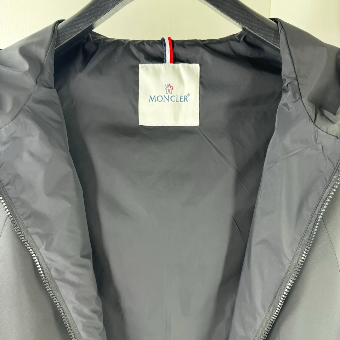 P430 New model on the shelves 🎬 MONCLER new model for spring, autumn and winter, black and white color matching windbreaker hooded jacket! Classic chest logo embellishment design. Letter printing on the back ~ makes the whole thing more fashionable, comfortable, skin-friendly, and breathable. It is practical for daily commuting and leisure. Exclusive top-grade customized fabric, simple and elegant, clean and neat tailoring, soft and dry to the touch, and the upper body effect is crisp and stylish. The three-dimensional cutting process and the pattern are all of high standards, and the silhouette version has the right benefits! It is not tight at all, and with so many top-quality raw materials, it creates a high-end product with unparalleled value, and the upper body effect is super good-looking! Color: Black Size: M-2XL