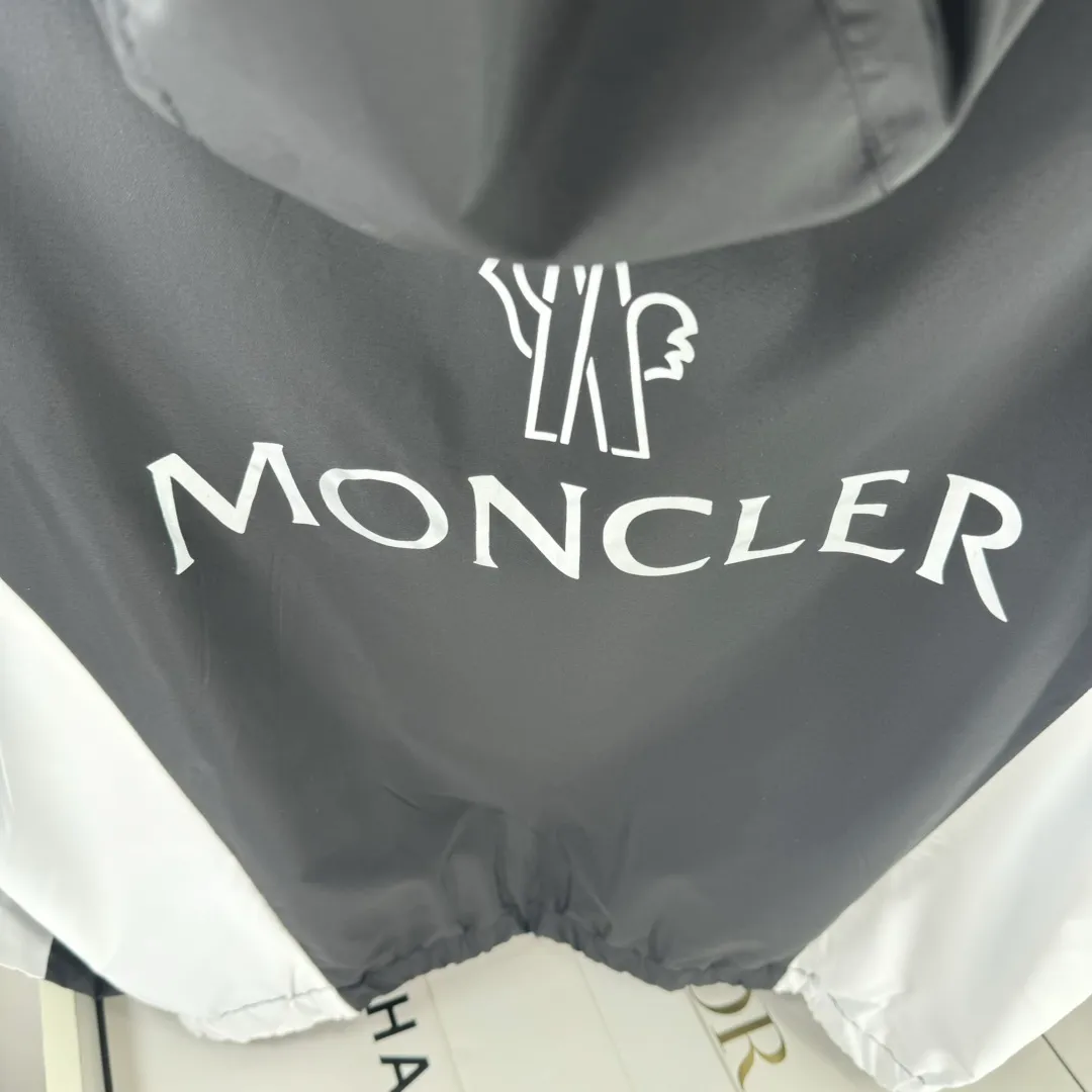 P430 New model on the shelves 🎬 MONCLER new model for spring, autumn and winter, black and white color matching windbreaker hooded jacket! Classic chest logo embellishment design. Letter printing on the back ~ makes the whole thing more fashionable, comfortable, skin-friendly, and breathable. It is practical for daily commuting and leisure. Exclusive top-grade customized fabric, simple and elegant, clean and neat tailoring, soft and dry to the touch, and the upper body effect is crisp and stylish. The three-dimensional cutting process and the pattern are all of high standards, and the silhouette version has the right benefits! It is not tight at all, and with so many top-quality raw materials, it creates a high-end product with unparalleled value, and the upper body effect is super good-looking! Color: Black Size: M-2XL