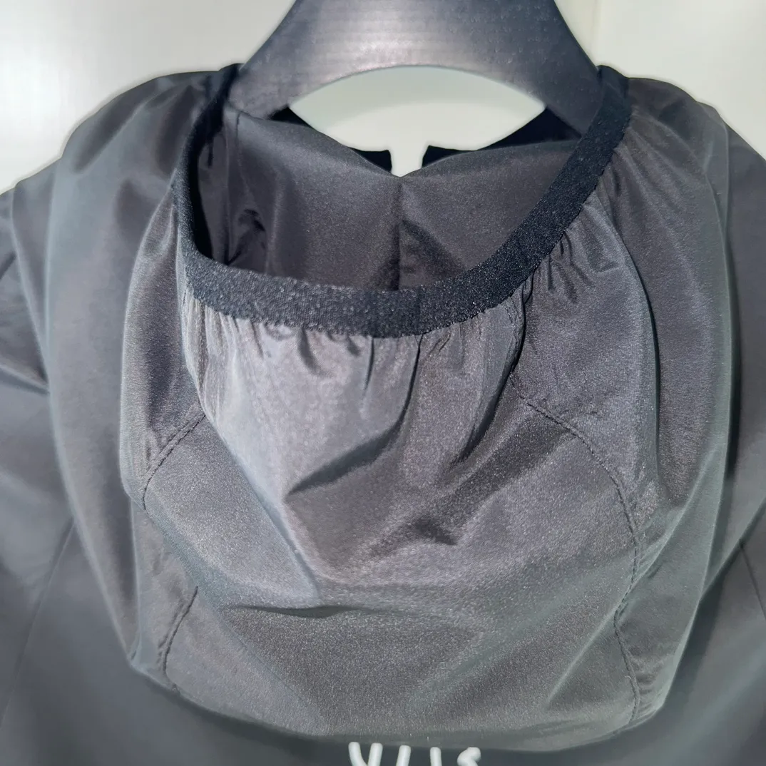 P430 New model on the shelves 🎬 MONCLER new model for spring, autumn and winter, black and white color matching windbreaker hooded jacket! Classic chest logo embellishment design. Letter printing on the back ~ makes the whole thing more fashionable, comfortable, skin-friendly, and breathable. It is practical for daily commuting and leisure. Exclusive top-grade customized fabric, simple and elegant, clean and neat tailoring, soft and dry to the touch, and the upper body effect is crisp and stylish. The three-dimensional cutting process and the pattern are all of high standards, and the silhouette version has the right benefits! It is not tight at all, and with so many top-quality raw materials, it creates a high-end product with unparalleled value, and the upper body effect is super good-looking! Color: Black Size: M-2XL