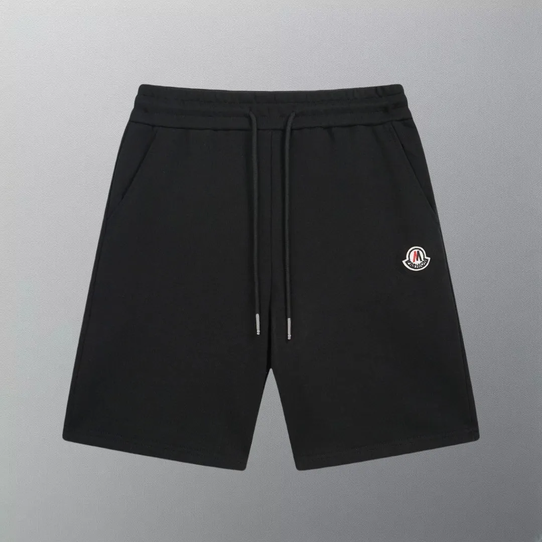 P180 high version of the MONCLER classic small label shorts. Made of 360g pure cotton custom fabric, embroidered logo, custom hardware zipper, compact and three-dimensional shape, straight stripe splicing, custom trouser cord hardware with strong texture and smoothness, comfortable and breathable upper body, concave and convex three-dimensional sense, fashionable and casual wear. Color: Black White Size: XS-L