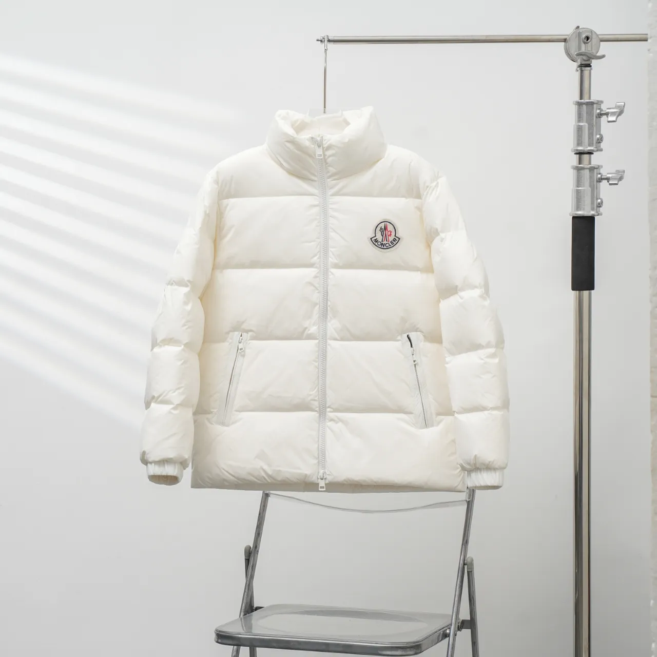 P640 MONCLER丨Muzzled chest big mark stand collar down jacket Color: White Size: 1-6