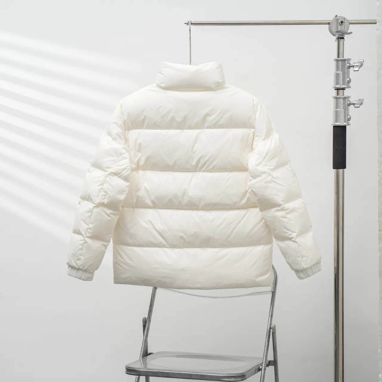 P640 MONCLER丨Muzzled chest big mark stand collar down jacket Color: White Size: 1-6