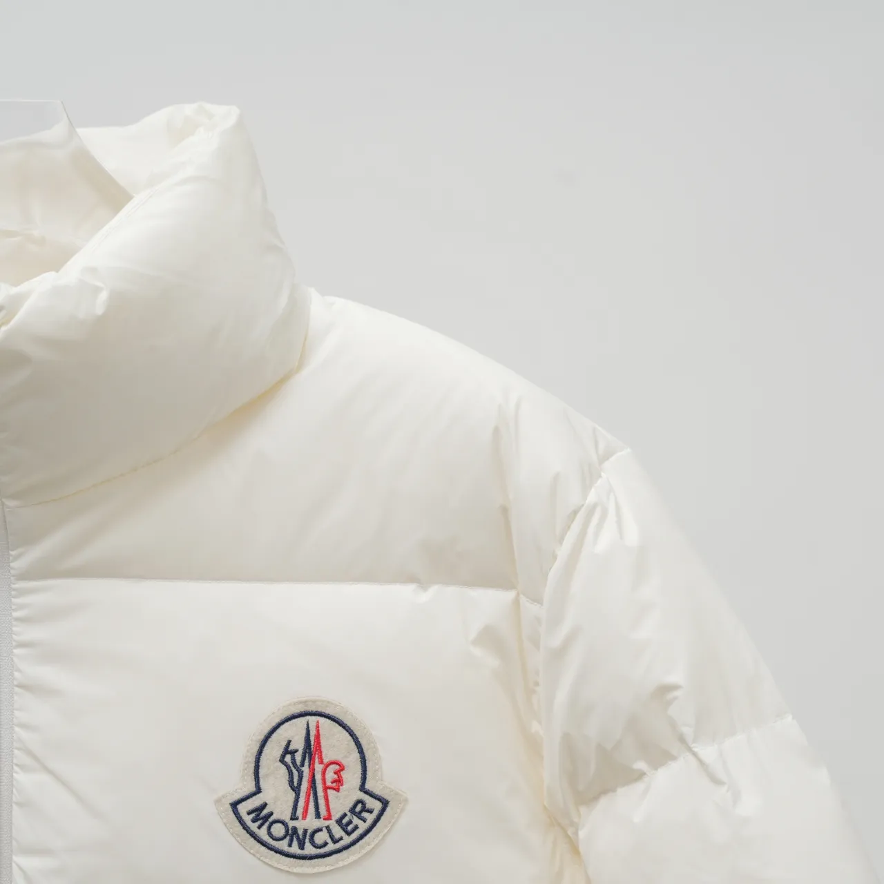 P640 MONCLER丨Muzzled chest big mark stand collar down jacket Color: White Size: 1-6
