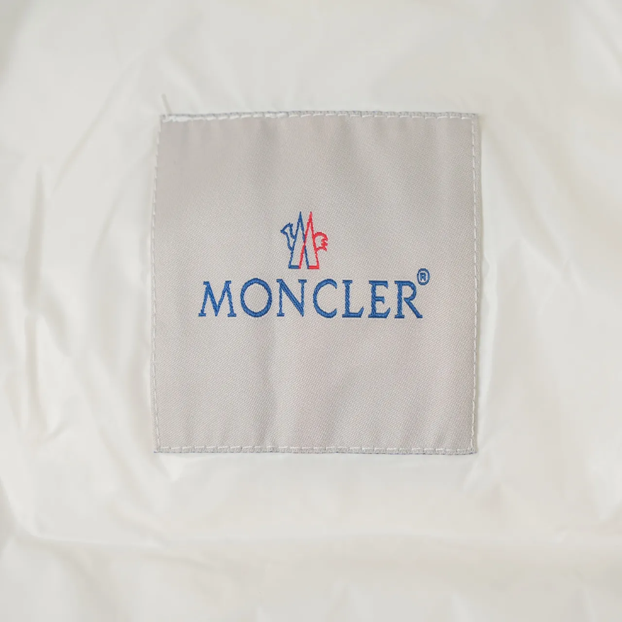 P640 MONCLER丨Muzzled chest big mark stand collar down jacket Color: White Size: 1-6