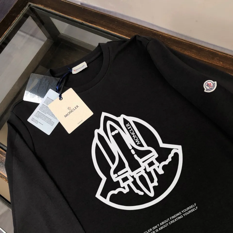 P180, a non-off-the-shelf model, you can trust it. Moncler printed long-sleeved T-shirt, 240g breathable cotton fabric, very soft and comfortable texture, does not shrink, does not deform, does not ball), can be worn alone as a base layer. Original customized accessories, collar label, care mark, hangtag, packaging (perfect details) Color: White Black Size: XS S M L