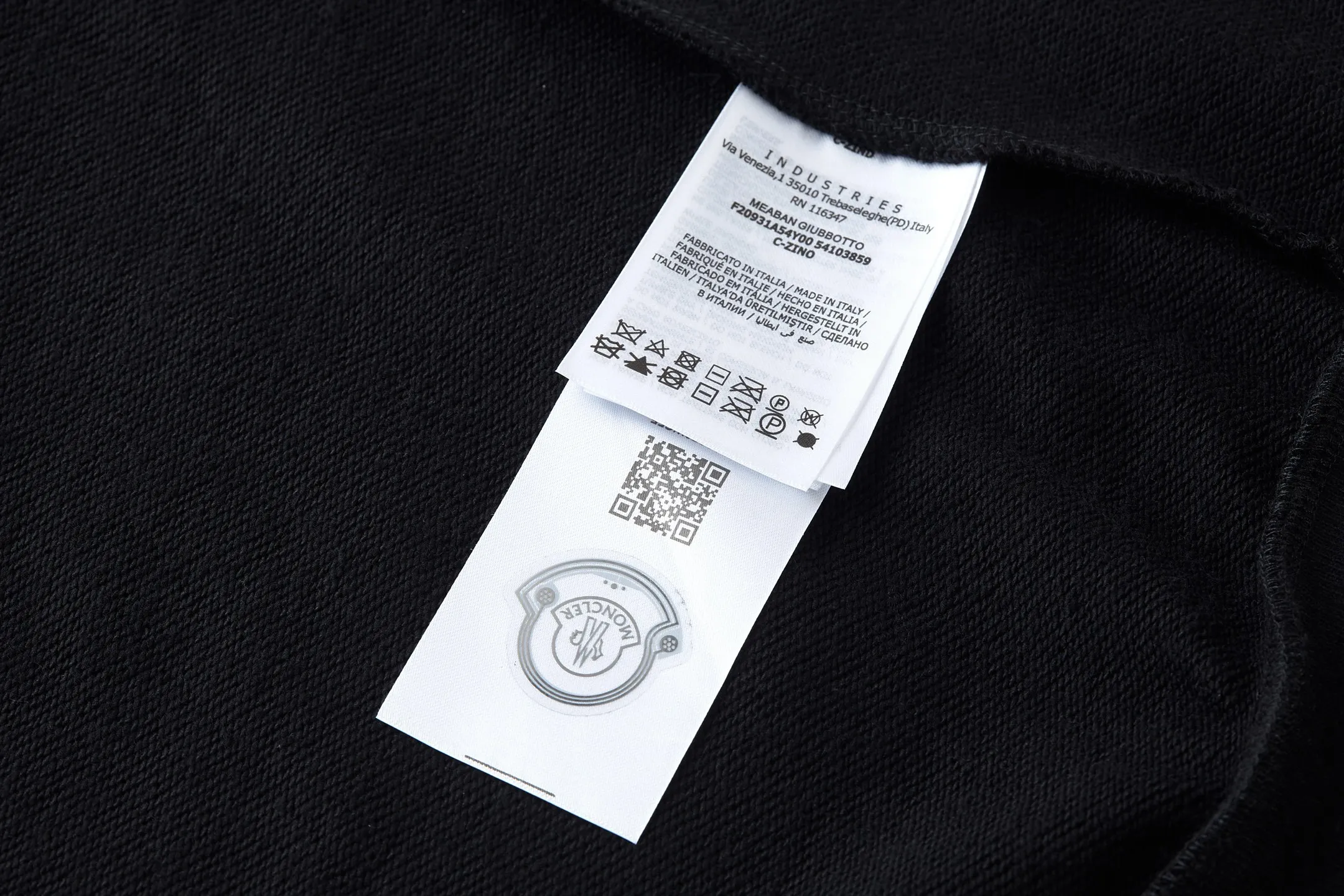 P360 MONCLER Covered Mouth Embroidered Armband Sweatshirt Fabric: Made of 380g brushed sweatshirt terry, the fabric is brushed to make the surface feel softer and smoother. The thread is matched with 1*1 double yarn thread.  Craftsmanship: Embroidery uses 3D multi-dimensional embroidery, embellished with connected brand embroidered letters. The armband is made of sheepskin composite embroidery technology.  Made from soft cotton fleece, this sweatshirt is suitable for all seasons. Round neck design, embellished with logo embroidery, inspired by college baseball uniforms. Round neck made of cotton fleece fabric Logo embossed and embroidered Accessories: Customized 1:1 washed logo Accessories: Customized 1:1 embroidered armband Craftsmanship: Customized 1:1 three-dimensional embroidery Size: S-M-L-XL Color: Black-Apricot