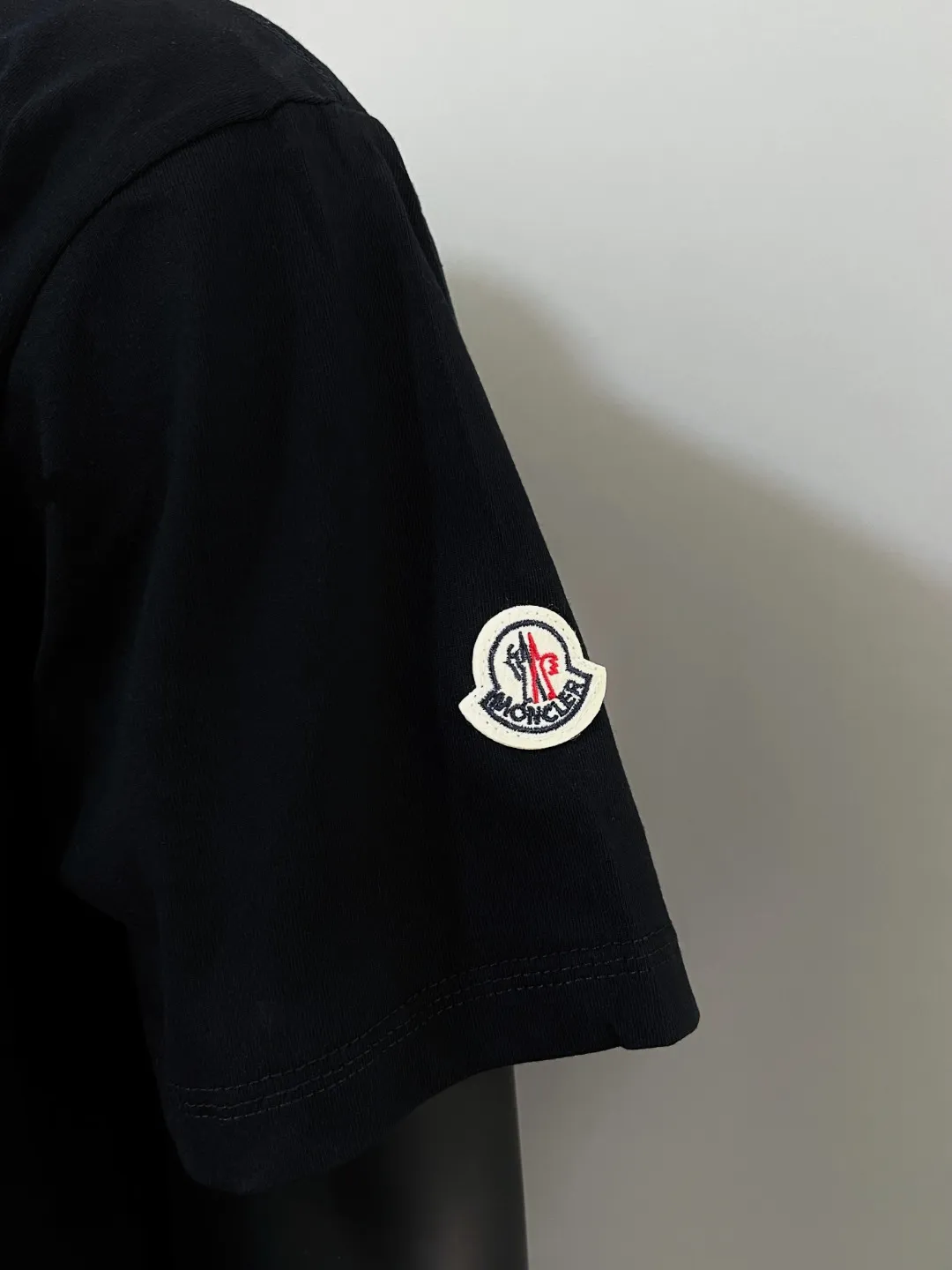 P150 Monocler for Mouth Mouth is new, official and on sale at the same time; 2026SS flocked letter printed sleeve label style , made of 240g double yarn 100% cotton fabric, imported woven thread, the neckline is boned and not easy to deform, factory high-temperature washing process, the fabric is soft and breathable, does not shrink, NCF washing mark identification, details are in place and the upper body is good-looking, European size version, loose and suitable, color: black, white, size XS-L (can wear up to 200 pounds)