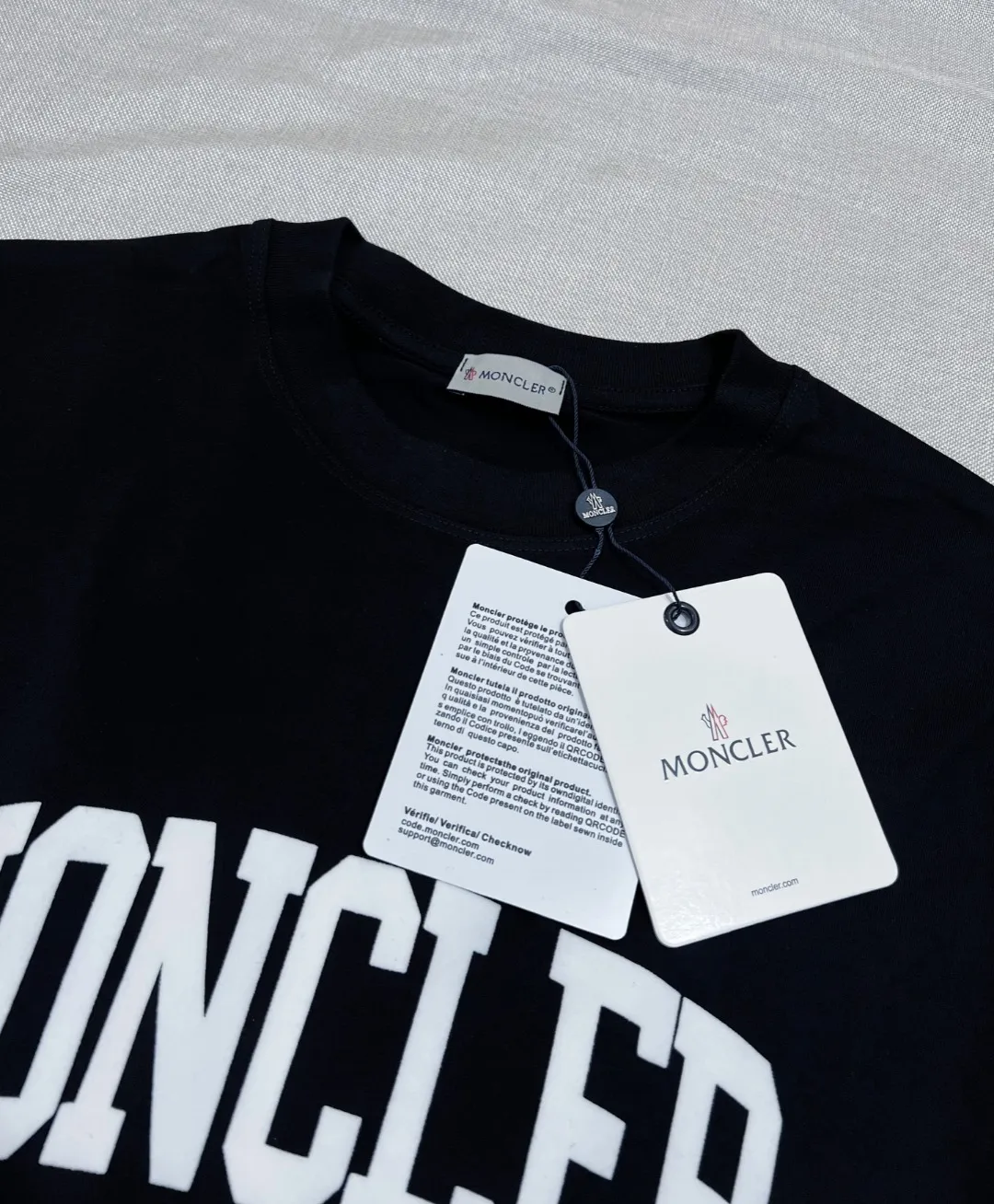 P150 Monocler for Mouth Mouth is new, official and on sale at the same time; 2026SS flocked letter printed sleeve label style , made of 240g double yarn 100% cotton fabric, imported woven thread, the neckline is boned and not easy to deform, factory high-temperature washing process, the fabric is soft and breathable, does not shrink, NCF washing mark identification, details are in place and the upper body is good-looking, European size version, loose and suitable, color: black, white, size XS-L (can wear up to 200 pounds)