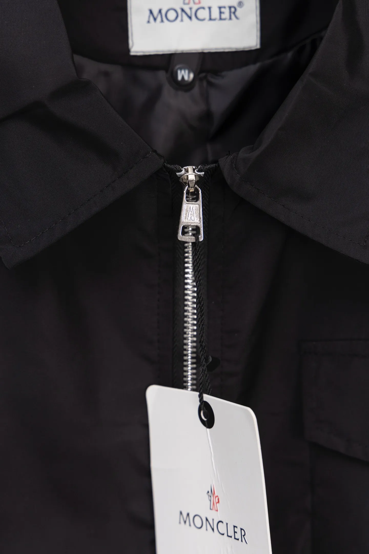P310 Model No.: M010 Moncler logo zipper shirt jacket. Customized high-quality cotton hidden pattern gabardine. Full of texture. Comfortable and close to the skin. The brown tone exudes restrained tenderness. The iconic Moncler logo embroidered logo is embellished on it to increase brand recognition. Simple and smooth lines. The zipper opening and closing also follows the minimalist principle. Use simplicity as the pen and texture as the ink. Use the simplest elements to outline the most moving fashion picture. Process 1: Use imported special machine infrared to locate the "Moncler logo embroidery", the position is more accurate and strong. Process 2: Template machine to open the bag. The preset template guides the position, shape and size of the bag opening. The accuracy ensures the quality of the bag opening effect. Process 3: The fabrics have been washed and have a better hand feel. Not easy to deform, not easy to shrink, not easy to fade, and maintain long-term beauty. Color: navy black Size: S-XL