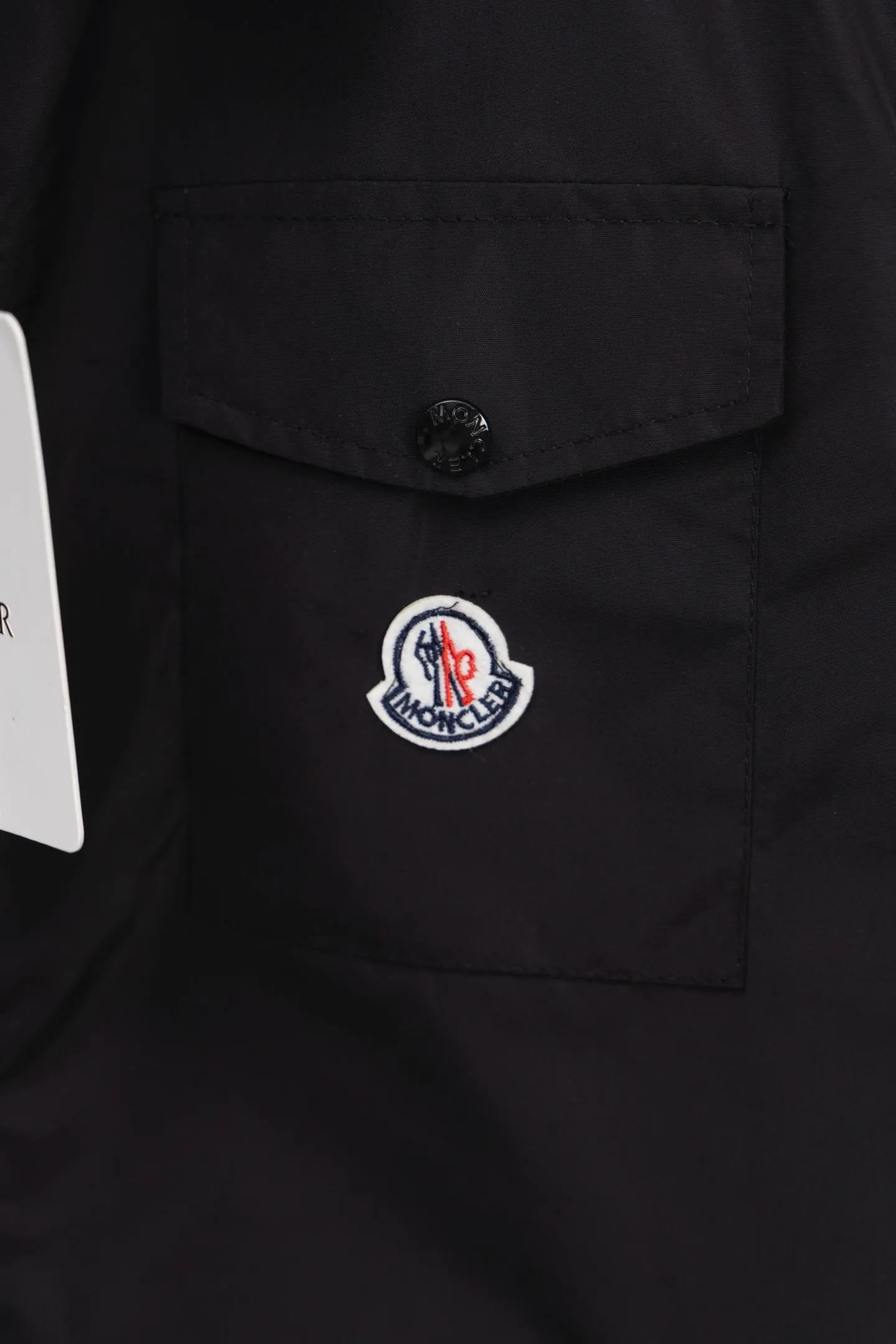 P310 Model No.: M010 Moncler logo zipper shirt jacket. Customized high-quality cotton hidden pattern gabardine. Full of texture. Comfortable and close to the skin. The brown tone exudes restrained tenderness. The iconic Moncler logo embroidered logo is embellished on it to increase brand recognition. Simple and smooth lines. The zipper opening and closing also follows the minimalist principle. Use simplicity as the pen and texture as the ink. Use the simplest elements to outline the most moving fashion picture. Process 1: Use imported special machine infrared to locate the "Moncler logo embroidery", the position is more accurate and strong. Process 2: Template machine to open the bag. The preset template guides the position, shape and size of the bag opening. The accuracy ensures the quality of the bag opening effect. Process 3: The fabrics have been washed and have a better hand feel. Not easy to deform, not easy to shrink, not easy to fade, and maintain long-term beauty. Color: navy black Size: S-XL