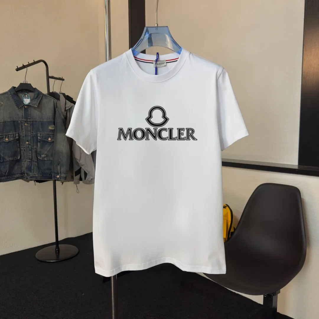 P140 Upgraded version "Mobile phone smart sensor ~ NFC chip armband ~ Direct access to the official website for anti-counterfeiting" "Moncler ~ Mouth Mouth" 2025 new high-quality round neck short-sleeved T-shirt. The cuffs have imported embroidered labels. Customized dyeing, very comfortable to touch. Super versatile and good-looking short-sleeved. Complete with three labels. Non-market ordinary version. Feel free to compare. Quality is absolutely guaranteed! ‼ First of all, this original fabric is all custom-woven with 32-count double yarn fabric, 250G, and the weight is the same‼ Fine workmanship, double waistcoat method, double waistcoat method, double waistcoat method makes the whole dress more three-dimensional, which is not a craft that ordinary T-shirts can achieve🤪 Size: S-M-L-XL-2XL Color: black, white, apricot, same style for men and women