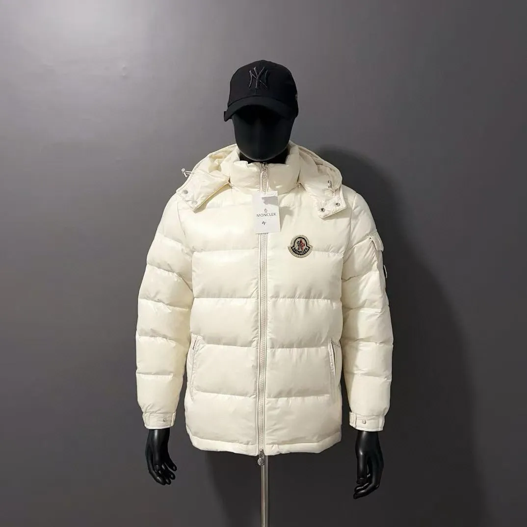 P720 MONCLER Meng Mouth Maya Down Jacket: Color/off-white, black Size: M. L. Zipper pendant with custom logo Fabric: 400D bright nylon, anti-fouling, anti-wrinkle, waterproof and windproof, very wear-resistant, breathable and comfortable.           Embroidery: Straight lines, smooth curves, dense and neat stitches, no jagged edges, flat embroidery surface, no skewed threads, consistent stitch length, no bottom exposed, no overlap, smooth embroidery surface, no ink marks and other stains. Advanced imported embroidery machines are used to ensure embroidery quality.