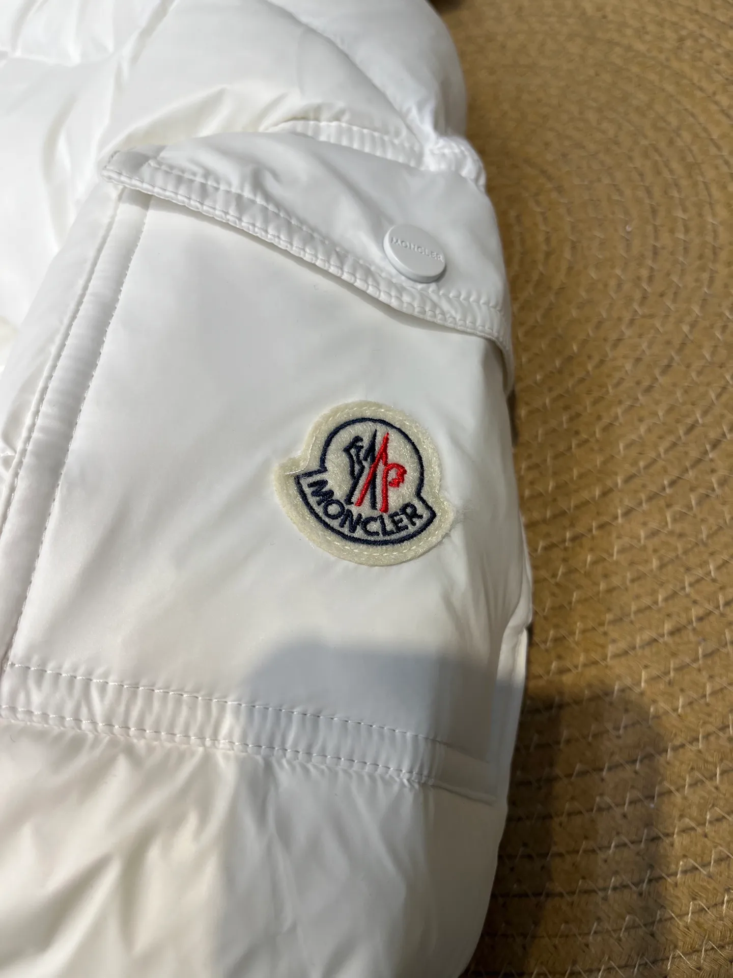 P780 moncler 🌟down jacket, original custom-made hardware accessories, all imported and original customization, welcome to compare, absolutely high quality, using top-grade 90 white duck down, super soft, fluffy and plump, super heavy-duty, excellent fabric workmanship, perfect version. Note⚠The fabric is super comfortable, exclusive model, non-market goods, same sizes for men and women.  size: 1234