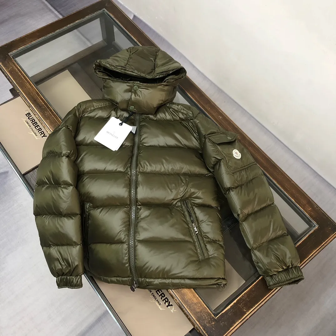 P820 ​​#Moncler/covered mouth #MAYA Maya Eason Chan star's same style, a classic model #Men's and women's style!  Made of nylon with signature rectangular quilting, it is the epitome of Moncler style. A classic short design that transcends seasons and fashions, with a statement silhouette, removable hood and adjustable hem, the armband pocket down jacket is influenced by the iconic outerwear of the 1980s. Maya revisits looks from the Moncler archives with modern style and cutting-edge elements, the result of the brand's expertise in ski equipment. Both in terms of sport and style, this high-performance and positive-spirited jacket has all the elements that a competitive man needs to claim the title. ➖NFC sensor anti-counterfeiting chip ➖Exclusively adopts Taiwan original nylon inner and outer fabrics. ➖Accessories and hardware are customized from the original factory to restore genuine quality.  Color size: classic black (black base, gray base 1-6) pink (1-5) white (1-5) gray (1-5) avocado green (1-5) midnight blue (1-6) olive green (1-6)