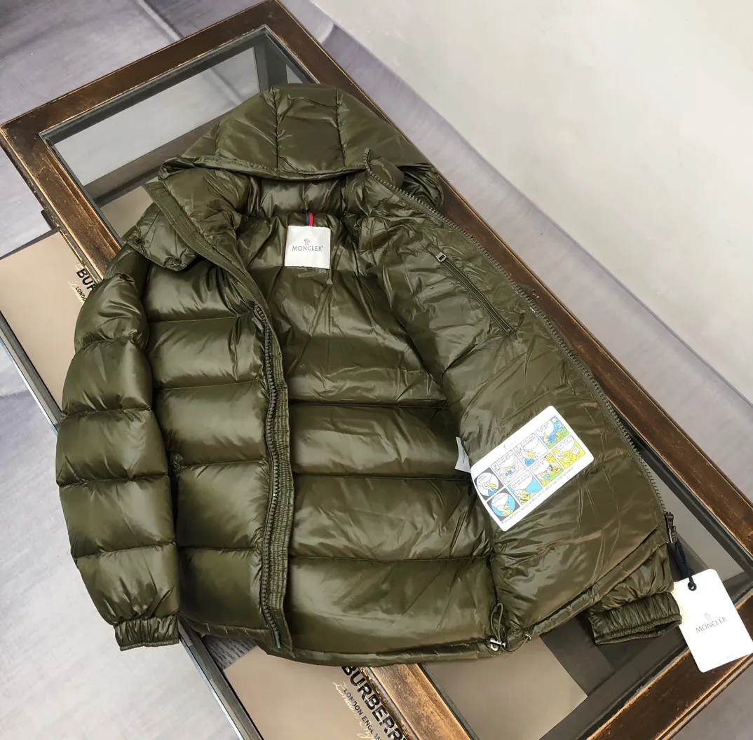 P820 ​​#Moncler/covered mouth #MAYA Maya Eason Chan star's same style, a classic model #Men's and women's style!  Made of nylon with signature rectangular quilting, it is the epitome of Moncler style. A classic short design that transcends seasons and fashions, with a statement silhouette, removable hood and adjustable hem, the armband pocket down jacket is influenced by the iconic outerwear of the 1980s. Maya revisits looks from the Moncler archives with modern style and cutting-edge elements, the result of the brand's expertise in ski equipment. Both in terms of sport and style, this high-performance and positive-spirited jacket has all the elements that a competitive man needs to claim the title. ➖NFC sensor anti-counterfeiting chip ➖Exclusively adopts Taiwan original nylon inner and outer fabrics. ➖Accessories and hardware are customized from the original factory to restore genuine quality.  Color size: classic black (black base, gray base 1-6) pink (1-5) white (1-5) gray (1-5) avocado green (1-5) midnight blue (1-6) olive green (1-6)