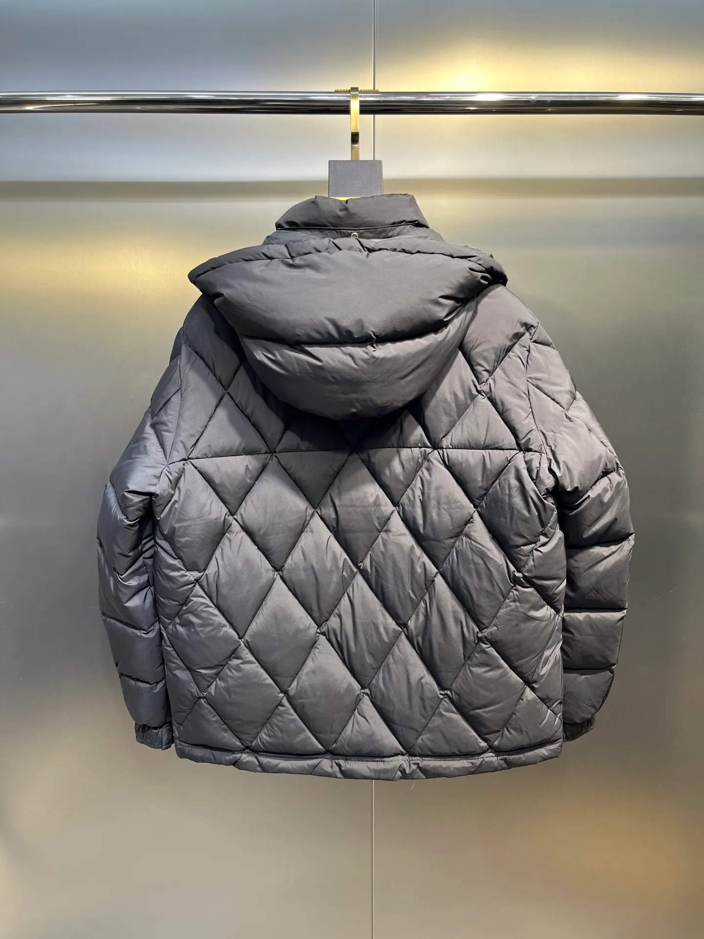 P860 moncler🌟 Down Jacket 2025 Autumn and Winter New Style Original customized hardware accessories are all imported and original customized. Welcome to compare. Absolutely high quality. Made of top-grade 95 white duck down. Super soft. Filled with fluffy and full feathers. Super heavy-duty. The fabric is well-crafted. The pattern is perfect. Note. The fabric is super comfortable. Exclusive model. Non-market goods. Same size for men and women. Size: 12345