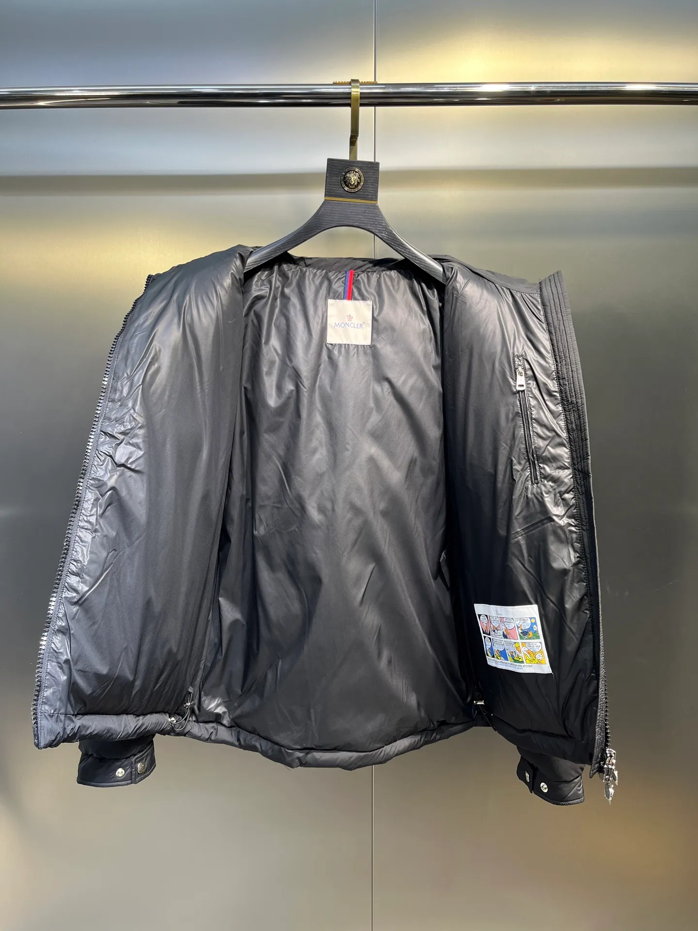P860 moncler🌟 Down Jacket 2025 Autumn and Winter New Style Original customized hardware accessories are all imported and original customized. Welcome to compare. Absolutely high quality. Made of top-grade 95 white duck down. Super soft. Filled with fluffy and full feathers. Super heavy-duty. The fabric is well-crafted. The pattern is perfect. Note. The fabric is super comfortable. Exclusive model. Non-market goods. Same size for men and women. Size: 12345