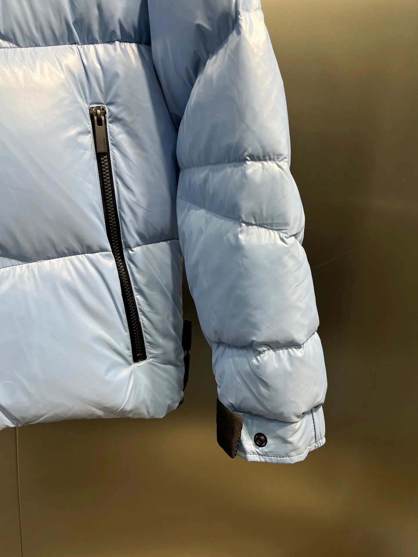 P760 moncler 🌟sssmoncler's new model is made of polyester fiber fabric. It has a hooded down jacket with a slim fit and distinctive geometric quilting design. It is inspired by the adventure outfit of climbing ice slopes. Features matte black logo size: 12345
