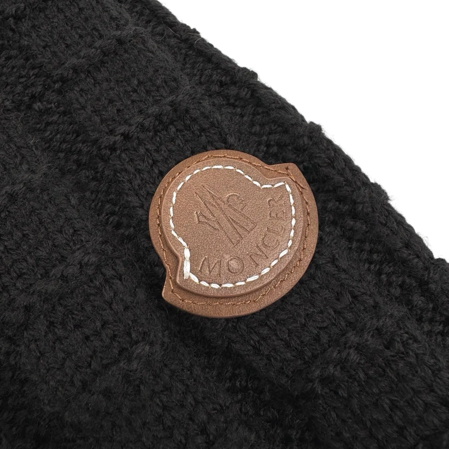 P410 Moncler logo embossed knitted crew neck sweater (black). Original purchase of 7,500. The fabric is made of custom-woven engraved wool texture. Soft and delicate, comfortable and close to the skin. The rich black is the main color. It has a warm and devouring charm. It exudes an irresistible charm. Using three-dimensional texture as the brushstrokes. The whole embossed knitting reconstructs the dimension of knitted aesthetics. The texture halo that produces a light and dark gradient as the human body moves. The iconic Moncler logo embroidery logo decorates the sleeves and is highly recognizable. Hidden power aesthetics in the hedging of hardness and softness. The ultimate expression of elegance. No need to deliberately create a self-contained style, the whole piece is embossed vertical grain knitting. Through specific stitching and changes in fabric structure, by changing the arrangement of stitches and the density of the fabric, the vertical grains present a relief effect that is raised on the surface of the sweater, forming undulating changes in the vertical grains, a curved thread structure. By changing the stitching and arrangement of yarns during the knitting process, the yarns present a curved distribution in the fabric, and the process of softening and deodorizing the garments is done. Use professional washing equipment and specific detergents to deeply clean and deodorize clothes to improve the feel and appearance of clothes. Size:S-M-L-XL