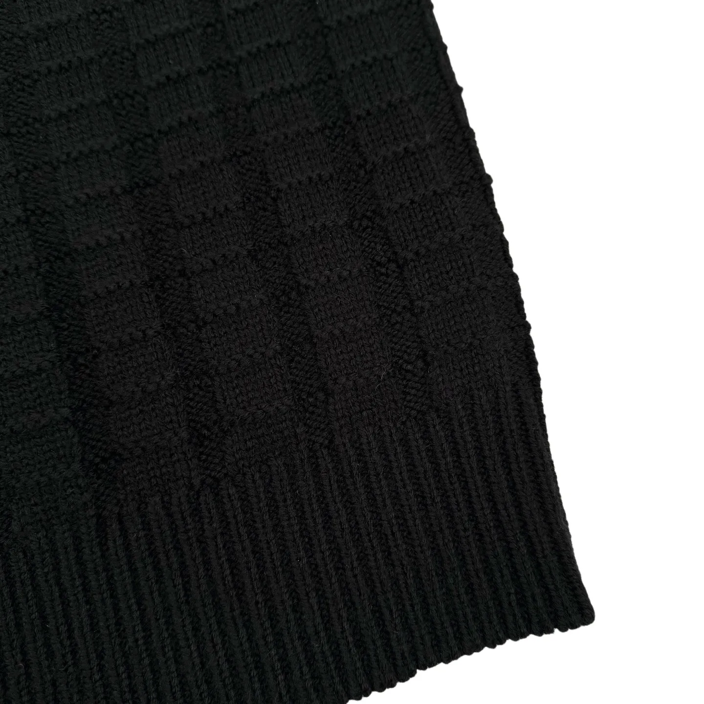P410 Moncler logo embossed knitted crew neck sweater (black). Original purchase of 7,500. The fabric is made of custom-woven engraved wool texture. Soft and delicate, comfortable and close to the skin. The rich black is the main color. It has a warm and devouring charm. It exudes an irresistible charm. Using three-dimensional texture as the brushstrokes. The whole embossed knitting reconstructs the dimension of knitted aesthetics. The texture halo that produces a light and dark gradient as the human body moves. The iconic Moncler logo embroidery logo decorates the sleeves and is highly recognizable. Hidden power aesthetics in the hedging of hardness and softness. The ultimate expression of elegance. No need to deliberately create a self-contained style, the whole piece is embossed vertical grain knitting. Through specific stitching and changes in fabric structure, by changing the arrangement of stitches and the density of the fabric, the vertical grains present a relief effect that is raised on the surface of the sweater, forming undulating changes in the vertical grains, a curved thread structure. By changing the stitching and arrangement of yarns during the knitting process, the yarns present a curved distribution in the fabric, and the process of softening and deodorizing the garments is done. Use professional washing equipment and specific detergents to deeply clean and deodorize clothes to improve the feel and appearance of clothes. Size:S-M-L-XL