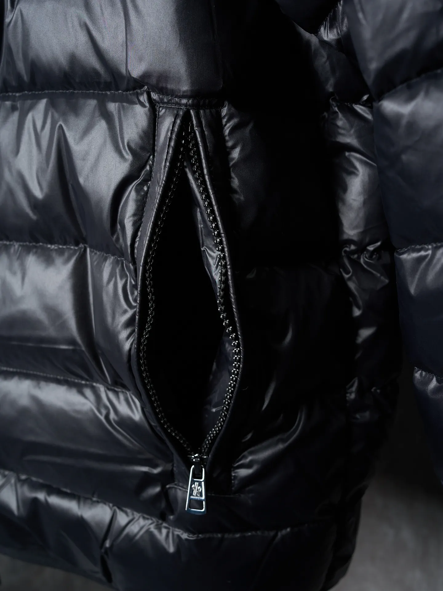 P900 Actual hanging auction] MONCLER/Maskled brim quilted embroidered pocket logo hooded down jacket [Ready stock] 1 2 3 4 Filled with 90 selected white duck down, weighing 210g, ensuring fast fluffy rebound, lightness and warmth.  The longue saison fabric made of high-count polyamide fiber is famous for its excellent tensile strength and lightness. Its good flexibility makes the fabric less prone to wrinkles and keeps it crisp and stylish for a long time. The tight weave effectively blocks the invasion of cold wind and locks in the warm air generated by the down layer. The high-density nylon surface forms a certain lotus leaf effect, making it difficult for small water droplets to penetrate, keeping the interior dry and effectively extending the service life of the down.  The high-density lining is woven with ultra-fine denier, with a thickness of 0.08mm to avoid increasing the overall weight and making it smooth to wear. The high-density woven structure forms a wind resistance layer to protect the thermal efficiency of the thermal layer from loss. It can also withstand the expansion pressure of down and prevent deformation and damage after long-term use.  The quilted letter logo on the brim uses contour quilting technology. The stitches are routed along the edge of the set outline, and the filler is compressed inside the letter graphic, so that the logo is three-dimensional and the pattern is clear.
