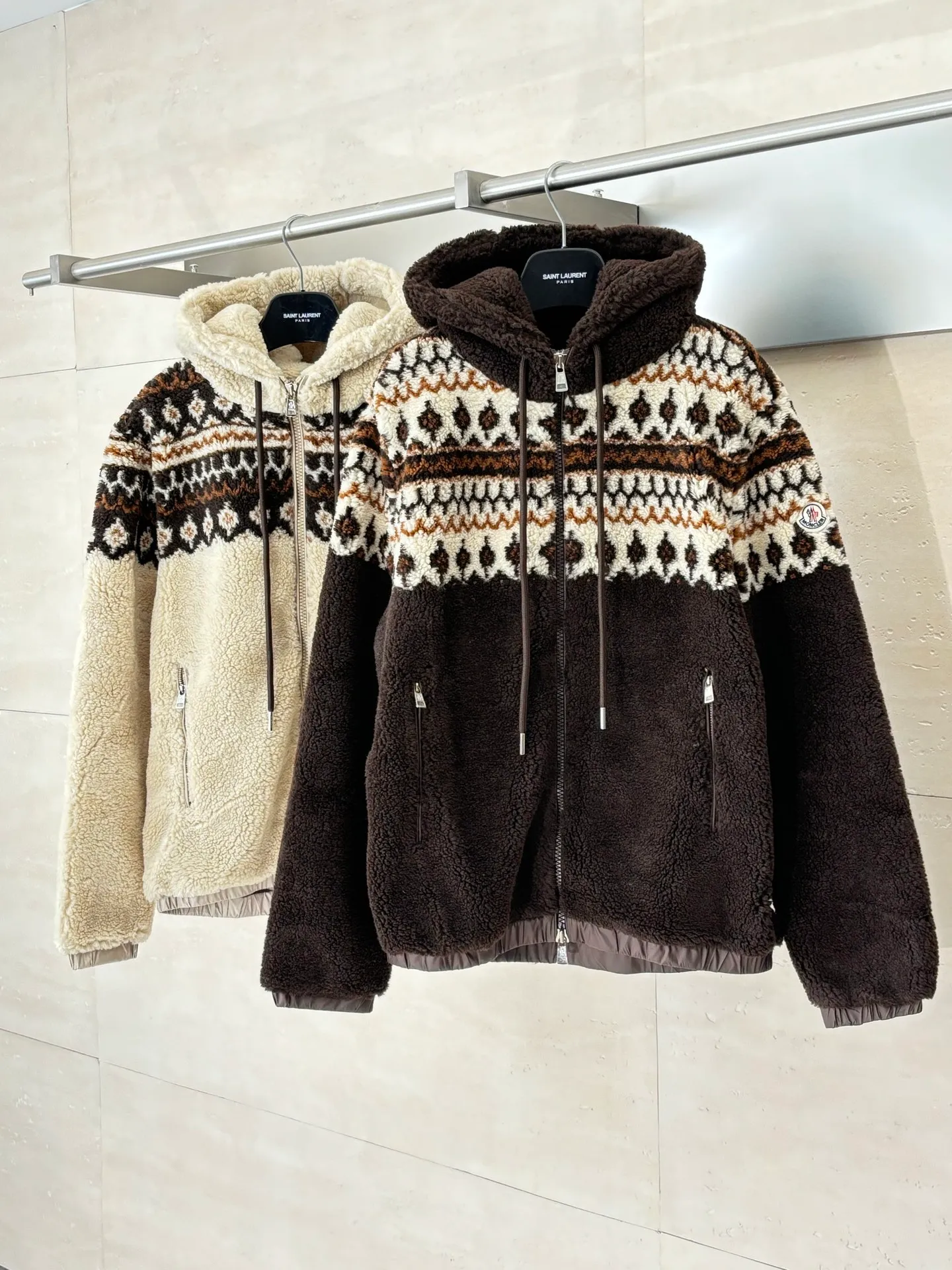P550 Moncler*/Mask 25Fw new geometric jacquard wool blend plush hooded jacket made of wool blend teddy style jacquard fabric, adjustable drawstring hood zipper opening hem and cuffs Size: S/M/L/XL