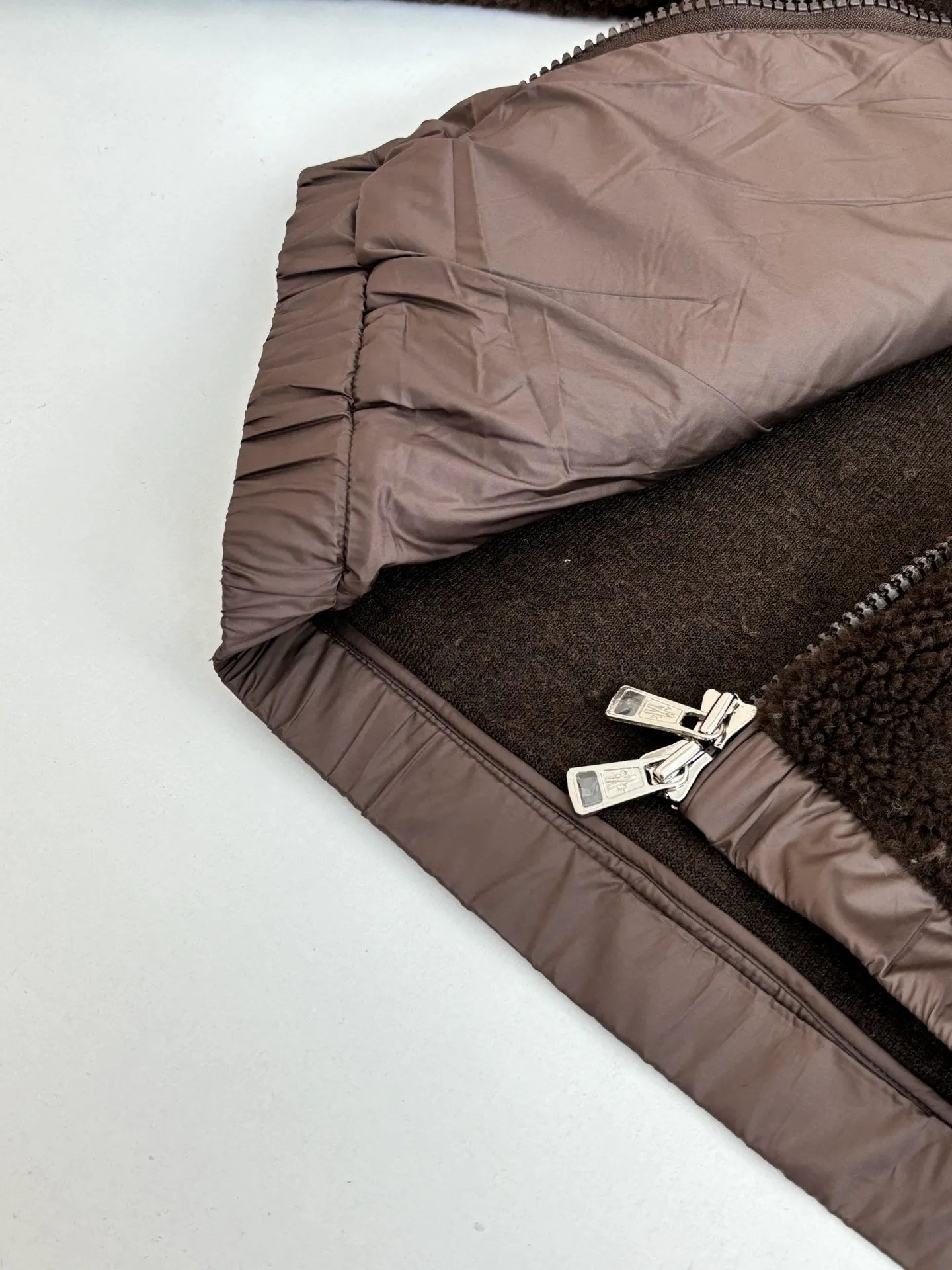 P550 Moncler*/Mask 25Fw new geometric jacquard wool blend plush hooded jacket made of wool blend teddy style jacquard fabric, adjustable drawstring hood zipper opening hem and cuffs Size: S/M/L/XL