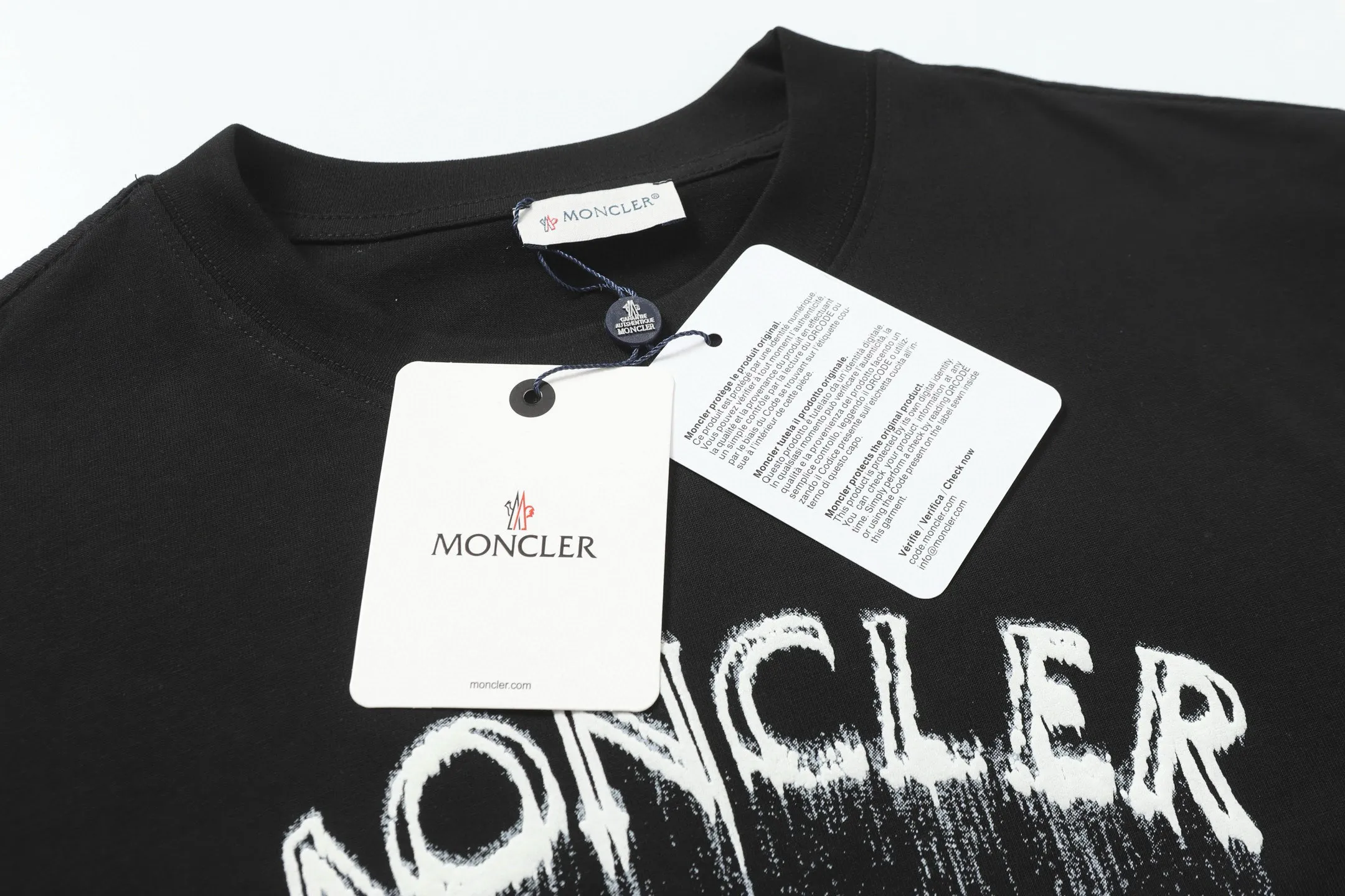 P134 Style No.: 849 〈MONCLER〉The price of the MONCLER is actually quite advantageous. Those who have been to the counters should know that the price of the MONCLER is not much cheaper than Gucci Burberry. It is just relatively low-key and unwilling to hype. It is a picture that you want to buy or not. It has an arrogant existence... Exclusively customized 270g 32-count double-yarn smooth cotton. The texture is very soft and comfortable. 100% top-grade fabric that is different from the market (does not shrink, deform, or pill). Matched with 320g 1*1 thread (fabric threads are dyed in the same vat, no color difference, threads are not easy to deform) Color: Black White Size: S-XL