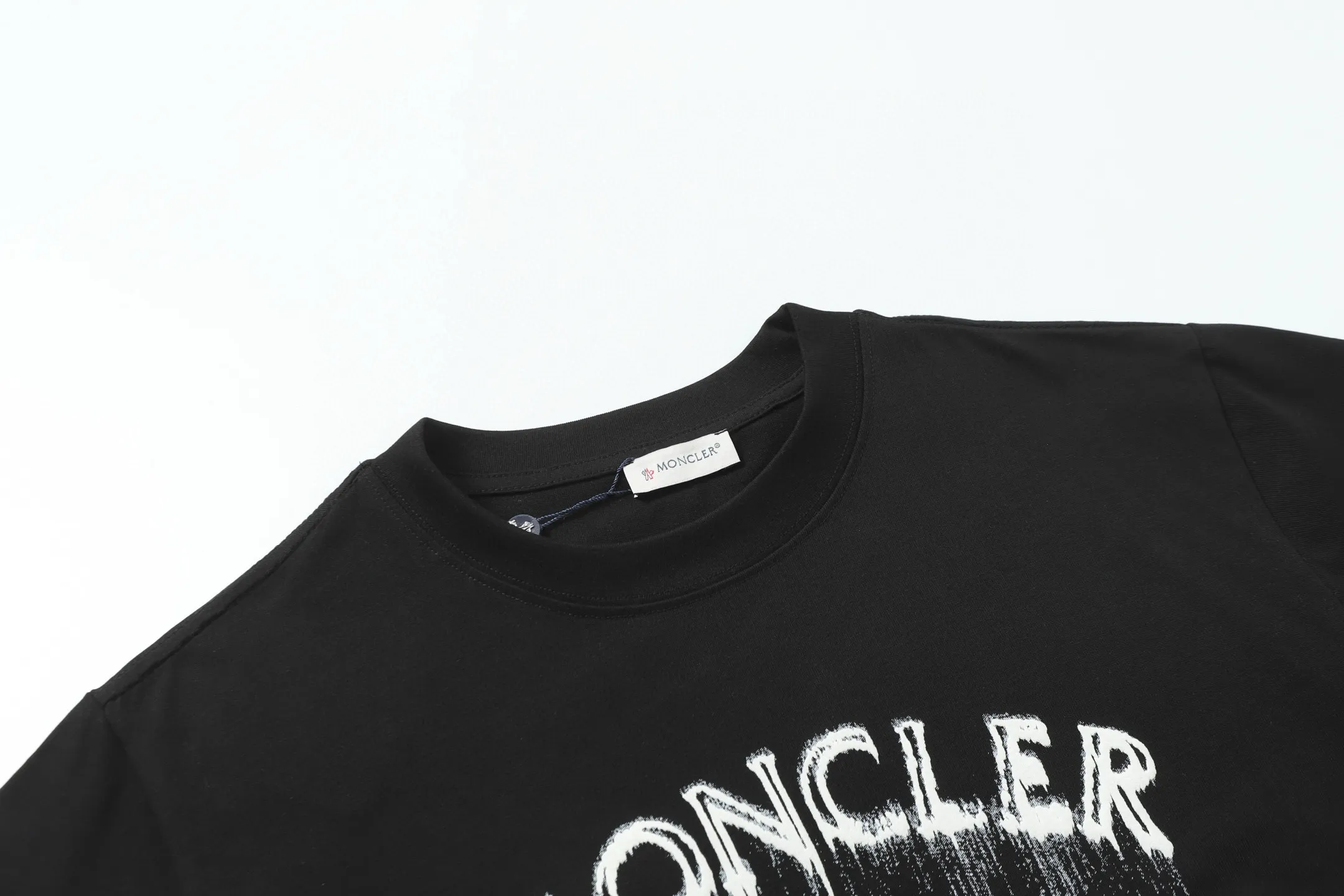 P134 Style No.: 849 〈MONCLER〉The price of the MONCLER is actually quite advantageous. Those who have been to the counters should know that the price of the MONCLER is not much cheaper than Gucci Burberry. It is just relatively low-key and unwilling to hype. It is a picture that you want to buy or not. It has an arrogant existence... Exclusively customized 270g 32-count double-yarn smooth cotton. The texture is very soft and comfortable. 100% top-grade fabric that is different from the market (does not shrink, deform, or pill). Matched with 320g 1*1 thread (fabric threads are dyed in the same vat, no color difference, threads are not easy to deform) Color: Black White Size: S-XL