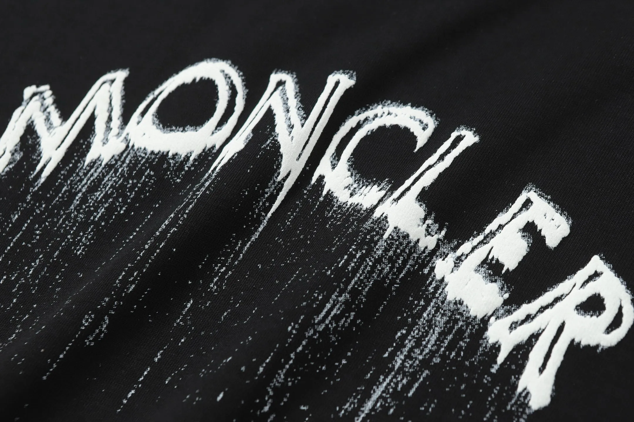 P134 Style No.: 849 〈MONCLER〉The price of the MONCLER is actually quite advantageous. Those who have been to the counters should know that the price of the MONCLER is not much cheaper than Gucci Burberry. It is just relatively low-key and unwilling to hype. It is a picture that you want to buy or not. It has an arrogant existence... Exclusively customized 270g 32-count double-yarn smooth cotton. The texture is very soft and comfortable. 100% top-grade fabric that is different from the market (does not shrink, deform, or pill). Matched with 320g 1*1 thread (fabric threads are dyed in the same vat, no color difference, threads are not easy to deform) Color: Black White Size: S-XL