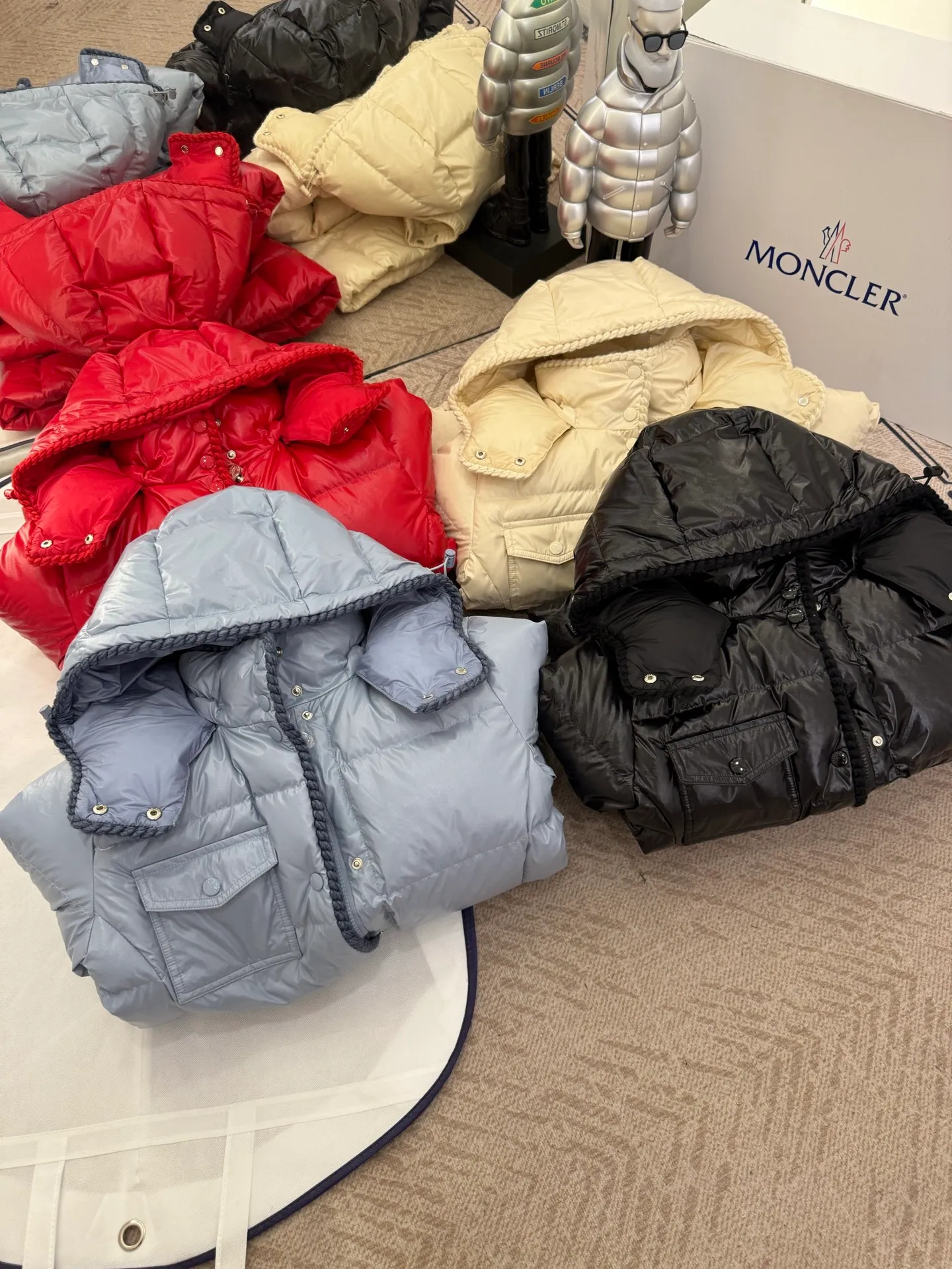 P880 Moncler/Moncler 25 new oil wax leather waisted GLAREIN hooded long-sleeved down jacket for women. Oil wax leather coated new fabric, slim design style, warm and slimming, 90% goose down filling, molded custom hardware. Color: red, white, blue, black Code number: 1-2-3-4