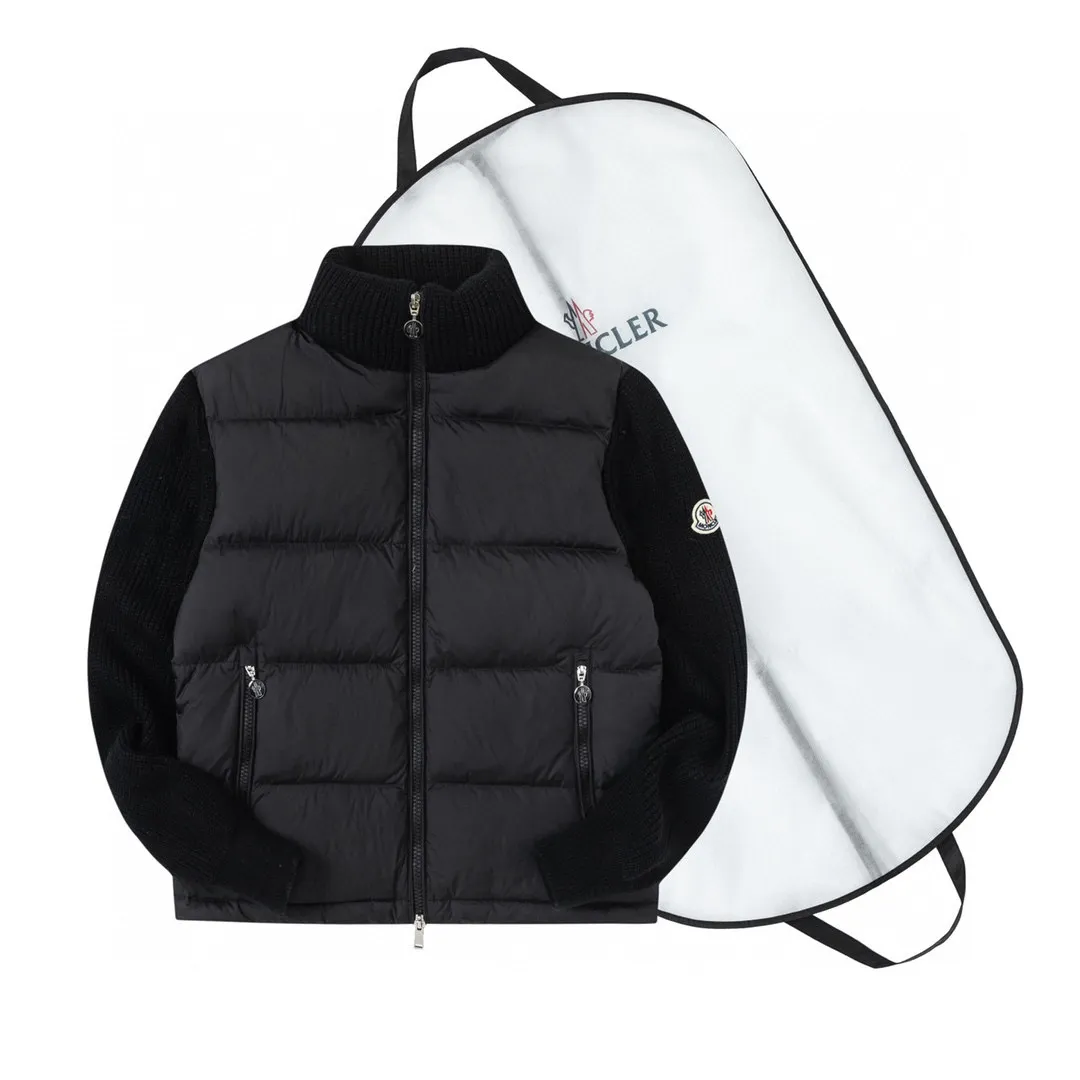 P620 dust bag) Moncler/Moncler stand-up collar knitted down stand-up collar knitted, front piece 90 white duck down upper body is lightweight, comfortable, simple, luxurious, exquisite and fashionable, a high-end luxury item. A style with outstanding temperament, made in classic college style, soft and elegant knitted sleeve splicing design, which shows the unique style of luxury and retro. The classic logo craftsmanship on the sleeves perfectly highlights the brand performance and recognition of this style. The stand-up collar is designed to fit a straight fit, with a zipper closure. The front panel is m knitted with 90 down filling. The splices are made of wool. The sleeves are decorated with patch badges. The stand-up collar is zippered. The double side pockets are designed to be practical and convenient! The overall shape configuration is also biased towards a slim fit to create an upper body that can better modify the lines and beauty of the body shape. It naturally has a high-end tone in every gesture. The sleeves are made of knitted material, which combines comfort and style, and coexists elegance and nobility. The stitching adopts the first line and then separate down filling technology, and the craftsmanship is very sophisticated to prevent down escaping! The four-layer inner liner further reduces the possibility of down drilling on the inside! It truly locks the down and the temperature! High-quality down! European standard 90 down standard! Filling, down filling, and feel are all excellent! Color: black/white Size: S M L XL