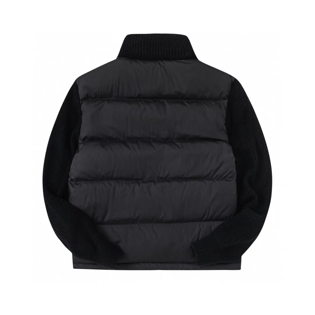 P620 dust bag) Moncler/Moncler stand-up collar knitted down stand-up collar knitted, front piece 90 white duck down upper body is lightweight, comfortable, simple, luxurious, exquisite and fashionable, a high-end luxury item. A style with outstanding temperament, made in classic college style, soft and elegant knitted sleeve splicing design, which shows the unique style of luxury and retro. The classic logo craftsmanship on the sleeves perfectly highlights the brand performance and recognition of this style. The stand-up collar is designed to fit a straight fit, with a zipper closure. The front panel is m knitted with 90 down filling. The splices are made of wool. The sleeves are decorated with patch badges. The stand-up collar is zippered. The double side pockets are designed to be practical and convenient! The overall shape configuration is also biased towards a slim fit to create an upper body that can better modify the lines and beauty of the body shape. It naturally has a high-end tone in every gesture. The sleeves are made of knitted material, which combines comfort and style, and coexists elegance and nobility. The stitching adopts the first line and then separate down filling technology, and the craftsmanship is very sophisticated to prevent down escaping! The four-layer inner liner further reduces the possibility of down drilling on the inside! It truly locks the down and the temperature! High-quality down! European standard 90 down standard! Filling, down filling, and feel are all excellent! Color: black/white Size: S M L XL