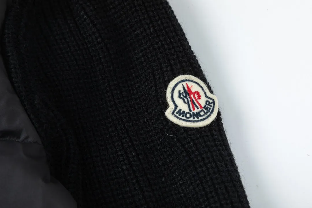 P620 dust bag) Moncler/Moncler stand-up collar knitted down stand-up collar knitted, front piece 90 white duck down upper body is lightweight, comfortable, simple, luxurious, exquisite and fashionable, a high-end luxury item. A style with outstanding temperament, made in classic college style, soft and elegant knitted sleeve splicing design, which shows the unique style of luxury and retro. The classic logo craftsmanship on the sleeves perfectly highlights the brand performance and recognition of this style. The stand-up collar is designed to fit a straight fit, with a zipper closure. The front panel is m knitted with 90 down filling. The splices are made of wool. The sleeves are decorated with patch badges. The stand-up collar is zippered. The double side pockets are designed to be practical and convenient! The overall shape configuration is also biased towards a slim fit to create an upper body that can better modify the lines and beauty of the body shape. It naturally has a high-end tone in every gesture. The sleeves are made of knitted material, which combines comfort and style, and coexists elegance and nobility. The stitching adopts the first line and then separate down filling technology, and the craftsmanship is very sophisticated to prevent down escaping! The four-layer inner liner further reduces the possibility of down drilling on the inside! It truly locks the down and the temperature! High-quality down! European standard 90 down standard! Filling, down filling, and feel are all excellent! Color: black/white Size: S M L XL