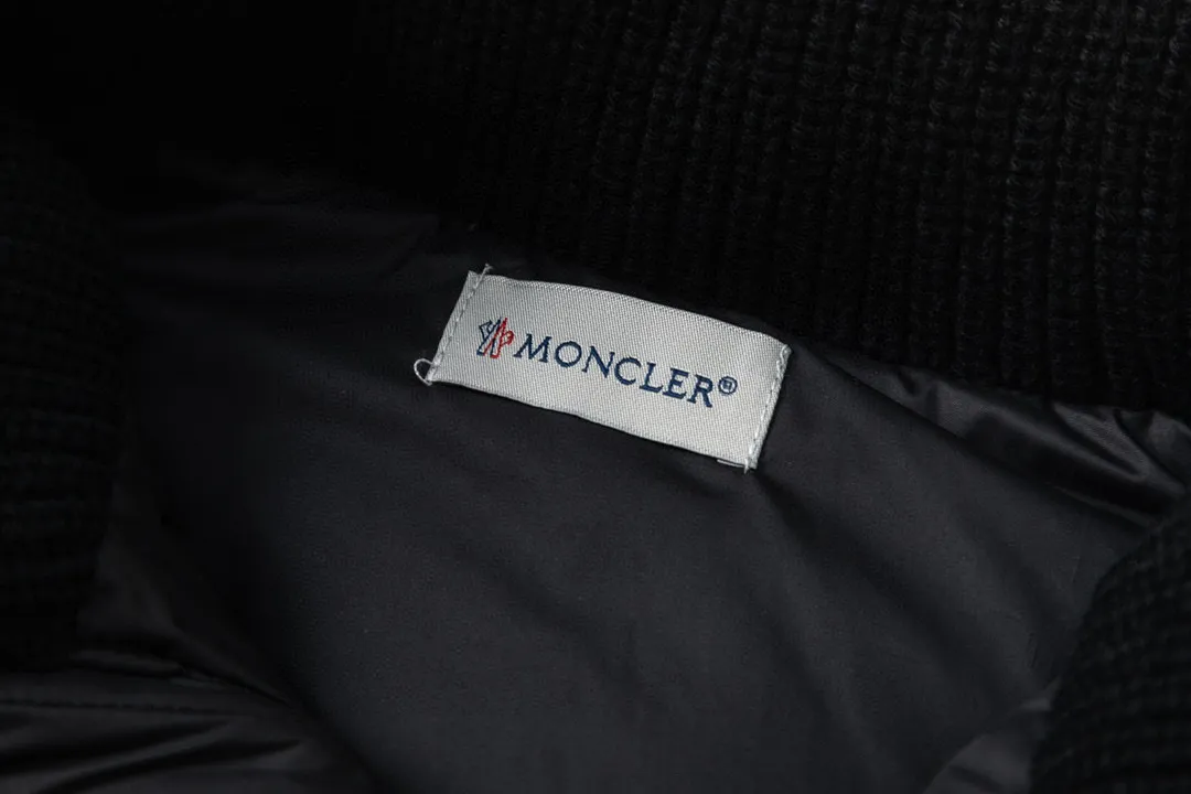P620 dust bag) Moncler/Moncler stand-up collar knitted down stand-up collar knitted, front piece 90 white duck down upper body is lightweight, comfortable, simple, luxurious, exquisite and fashionable, a high-end luxury item. A style with outstanding temperament, made in classic college style, soft and elegant knitted sleeve splicing design, which shows the unique style of luxury and retro. The classic logo craftsmanship on the sleeves perfectly highlights the brand performance and recognition of this style. The stand-up collar is designed to fit a straight fit, with a zipper closure. The front panel is m knitted with 90 down filling. The splices are made of wool. The sleeves are decorated with patch badges. The stand-up collar is zippered. The double side pockets are designed to be practical and convenient! The overall shape configuration is also biased towards a slim fit to create an upper body that can better modify the lines and beauty of the body shape. It naturally has a high-end tone in every gesture. The sleeves are made of knitted material, which combines comfort and style, and coexists elegance and nobility. The stitching adopts the first line and then separate down filling technology, and the craftsmanship is very sophisticated to prevent down escaping! The four-layer inner liner further reduces the possibility of down drilling on the inside! It truly locks the down and the temperature! High-quality down! European standard 90 down standard! Filling, down filling, and feel are all excellent! Color: black/white Size: S M L XL