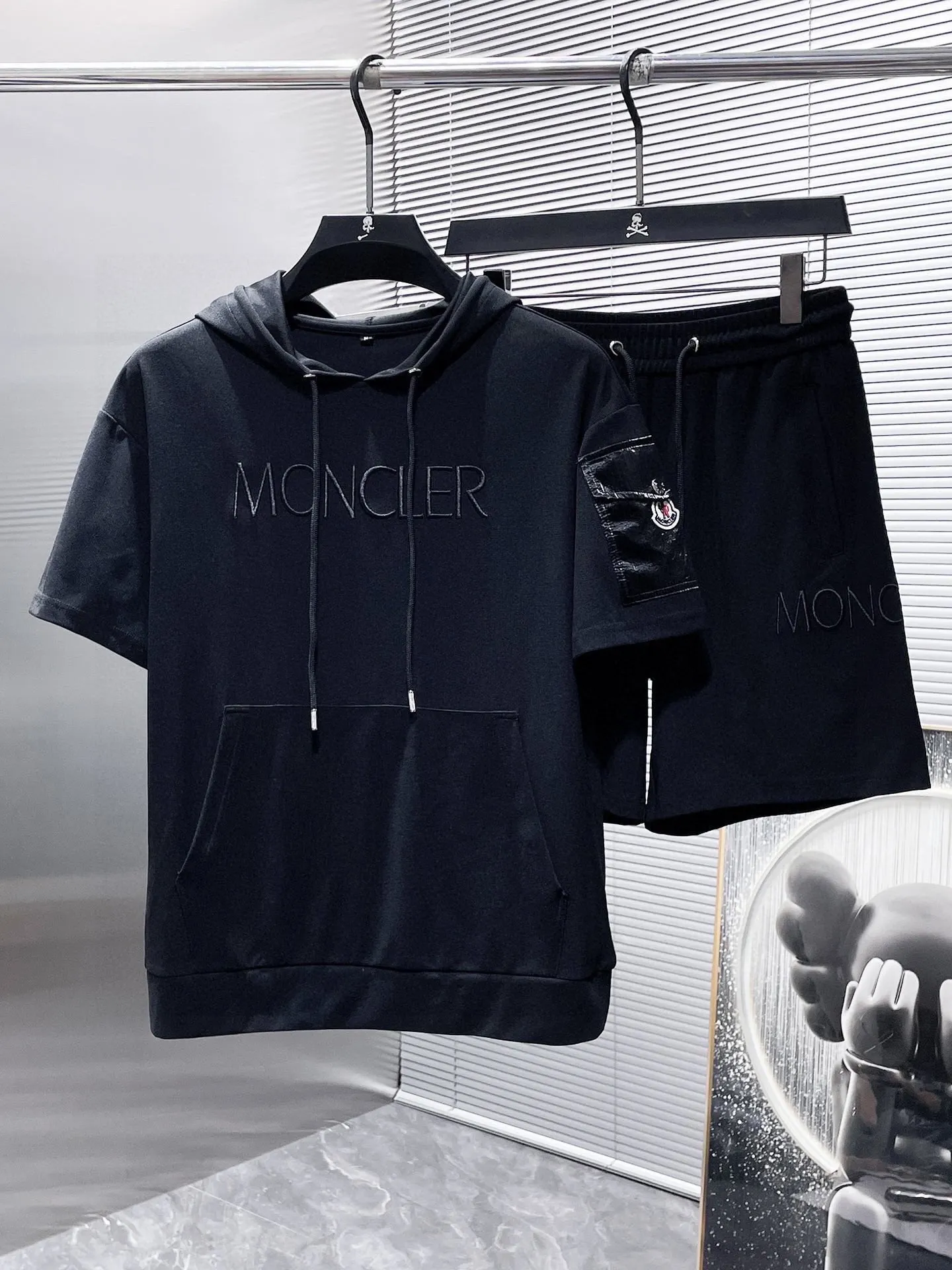 P560 Brand [MONCLER Mouth Covered] 2025 round neck short-sleeved shorts suit. The pure cotton fabric upper body will not be stuffy, the smooth and comfortable skin-friendly effect is more breathable, the fabric has its own texture, classic logo technology, a new interpretation from a unique angle, the first choice for fashion and versatility! Size: M-3XL (maximum wear: 190 pounds)