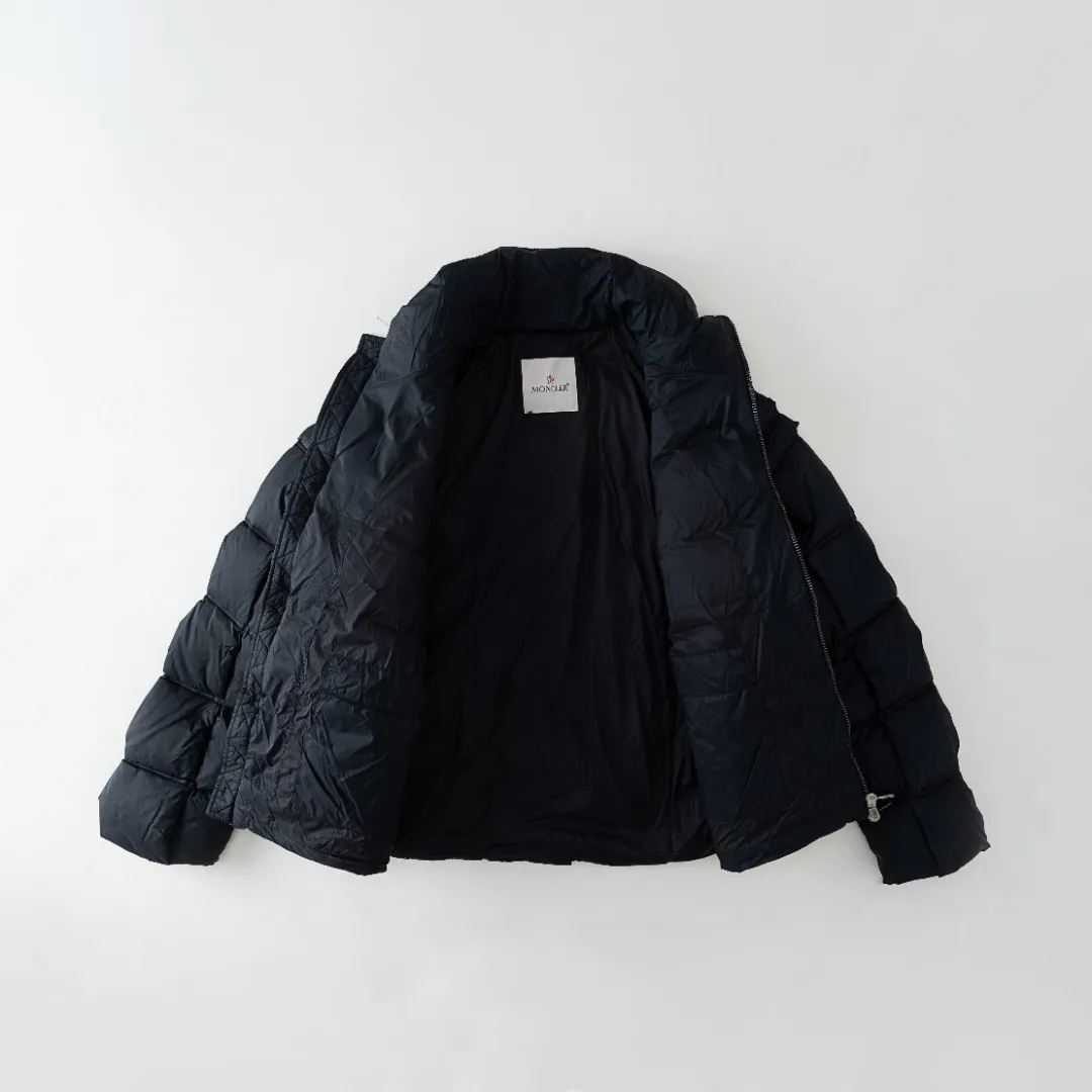 MONCLER The embroidery is made by Japanese Tajima machine. NFC chip: Both the wool embroidery label on the sleeves and the inner wash label can verify the NFC chip. Fabric: Light waterproof and breathable nylon cloth. Filling: 90% white duck down. Made of the best cloud velvet. Very high fluffiness. Very warm. Zipper: electroplated engraved logo zipper consistent with the original version. Embroidery: made by Japanese Tajima embroidery machine. Accessories: main label, wash label, hang tag. All packaging is original and consistent.