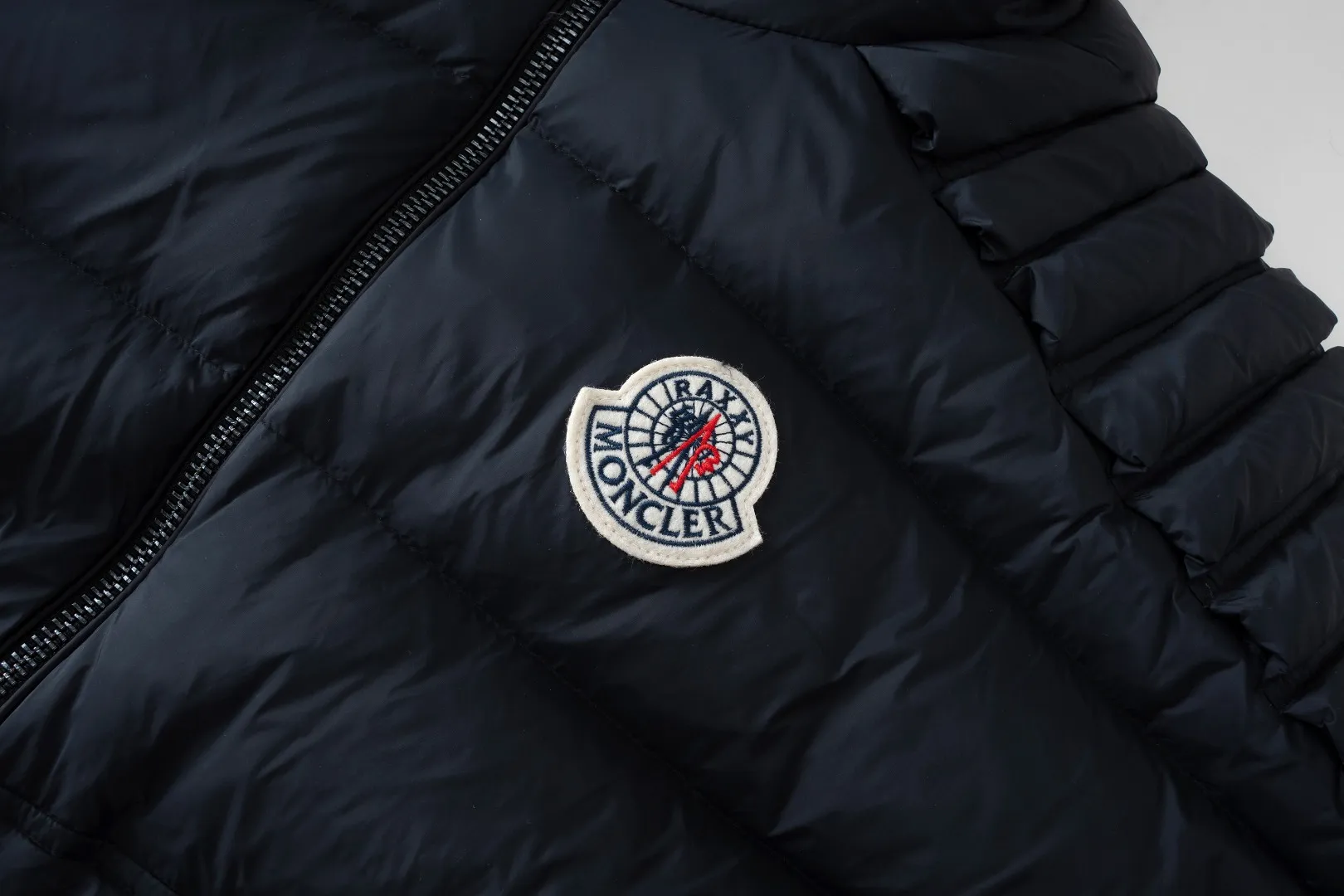 MONCLER The embroidery is made by Japanese Tajima machine. NFC chip: Both the wool embroidery label on the sleeves and the inner wash label can verify the NFC chip. Fabric: Light waterproof and breathable nylon cloth. Filling: 90% white duck down. Made of the best cloud velvet. Very high fluffiness. Very warm. Zipper: electroplated engraved logo zipper consistent with the original version. Embroidery: made by Japanese Tajima embroidery machine. Accessories: main label, wash label, hang tag. All packaging is original and consistent.