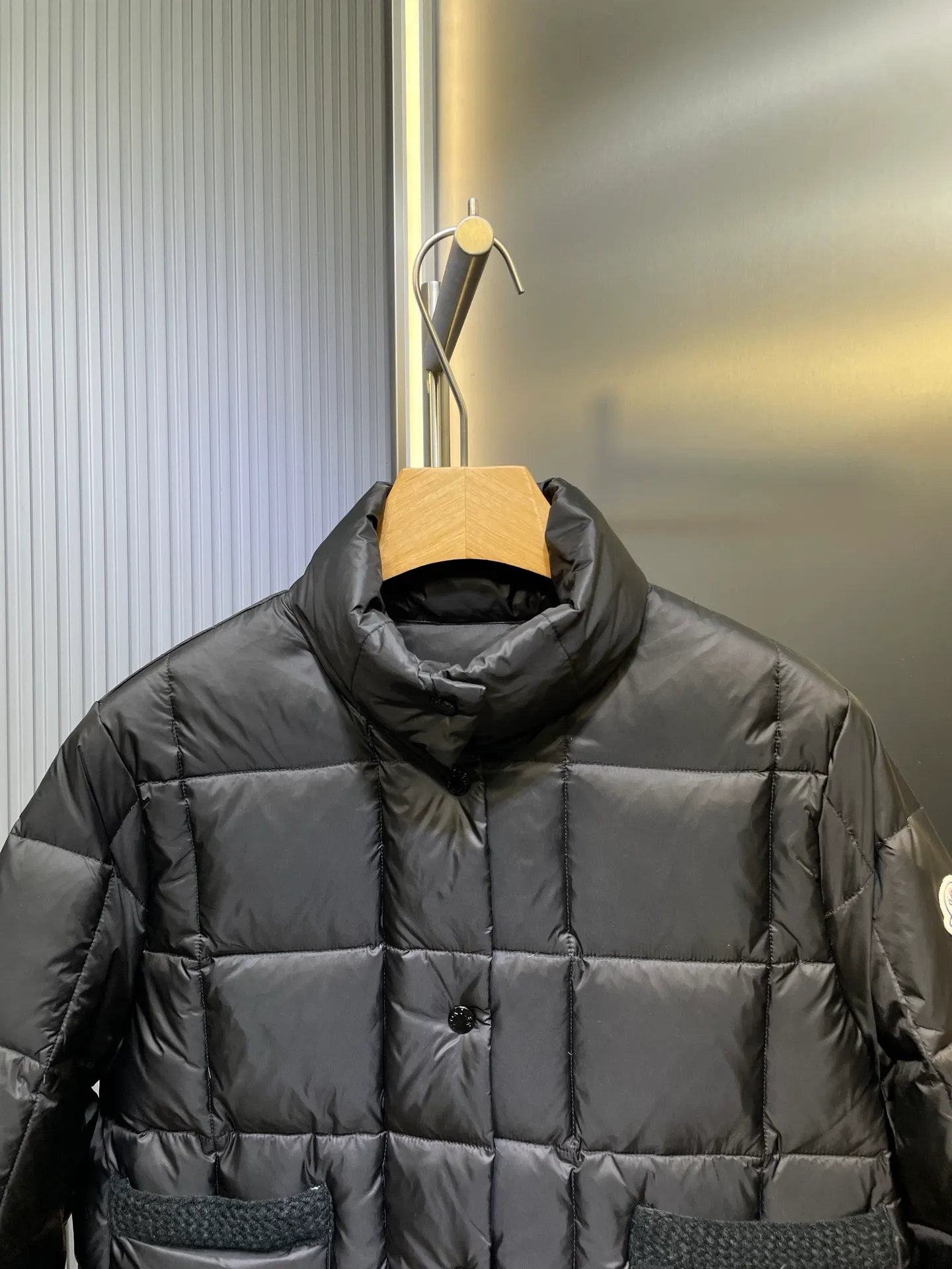 P690 Moncler🌟Thin stand-up collar and lapel down jacket. Customized YB imported nylon material. The craftsmanship is restored. Upgraded material. It has the waterproof, windproof and cold-proof function of nylon. White goose down filling inside. The whole piece is light and warm. Zipper placket. Lapel stand-up collar two-wear design. Classic rectangular strip embossing treatment. The iconic logo patch embellishment on the outside of the arm shows a low-key sense of luxury. The woven upper edge pocket design is practical to keep out the cold. Exquisite details can successfully get rid of dullness. Integrate warmth and fashion. Customized surface accessories. Look for the correct version. Filled with velvet logo. Size: s m l