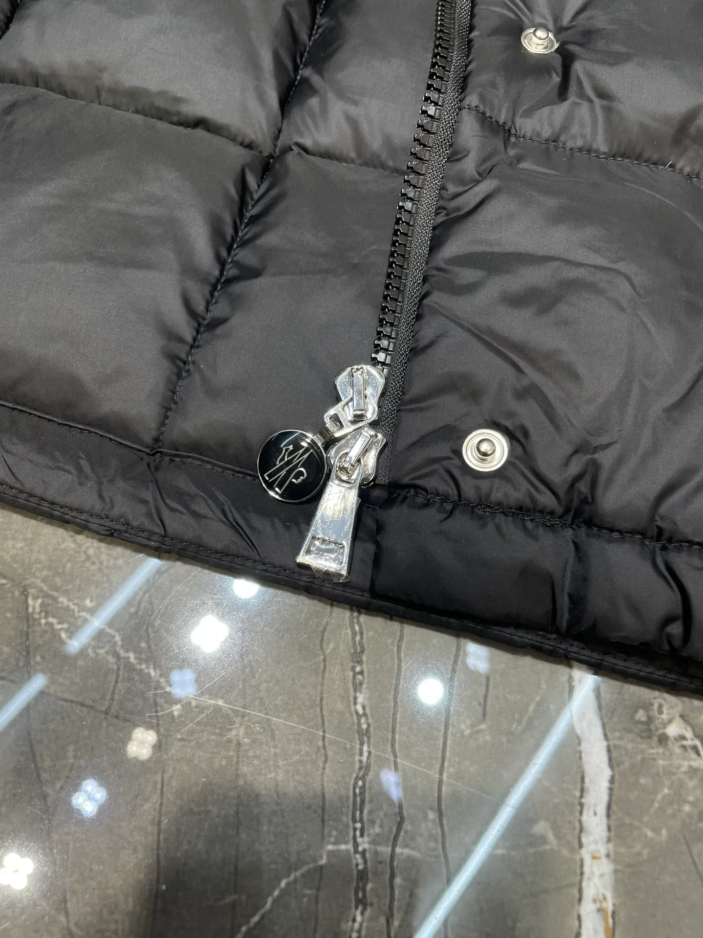 P690 Moncler🌟Thin stand-up collar and lapel down jacket. Customized YB imported nylon material. The craftsmanship is restored. Upgraded material. It has the waterproof, windproof and cold-proof function of nylon. White goose down filling inside. The whole piece is light and warm. Zipper placket. Lapel stand-up collar two-wear design. Classic rectangular strip embossing treatment. The iconic logo patch embellishment on the outside of the arm shows a low-key sense of luxury. The woven upper edge pocket design is practical to keep out the cold. Exquisite details can successfully get rid of dullness. Integrate warmth and fashion. Customized surface accessories. Look for the correct version. Filled with velvet logo. Size: s m l