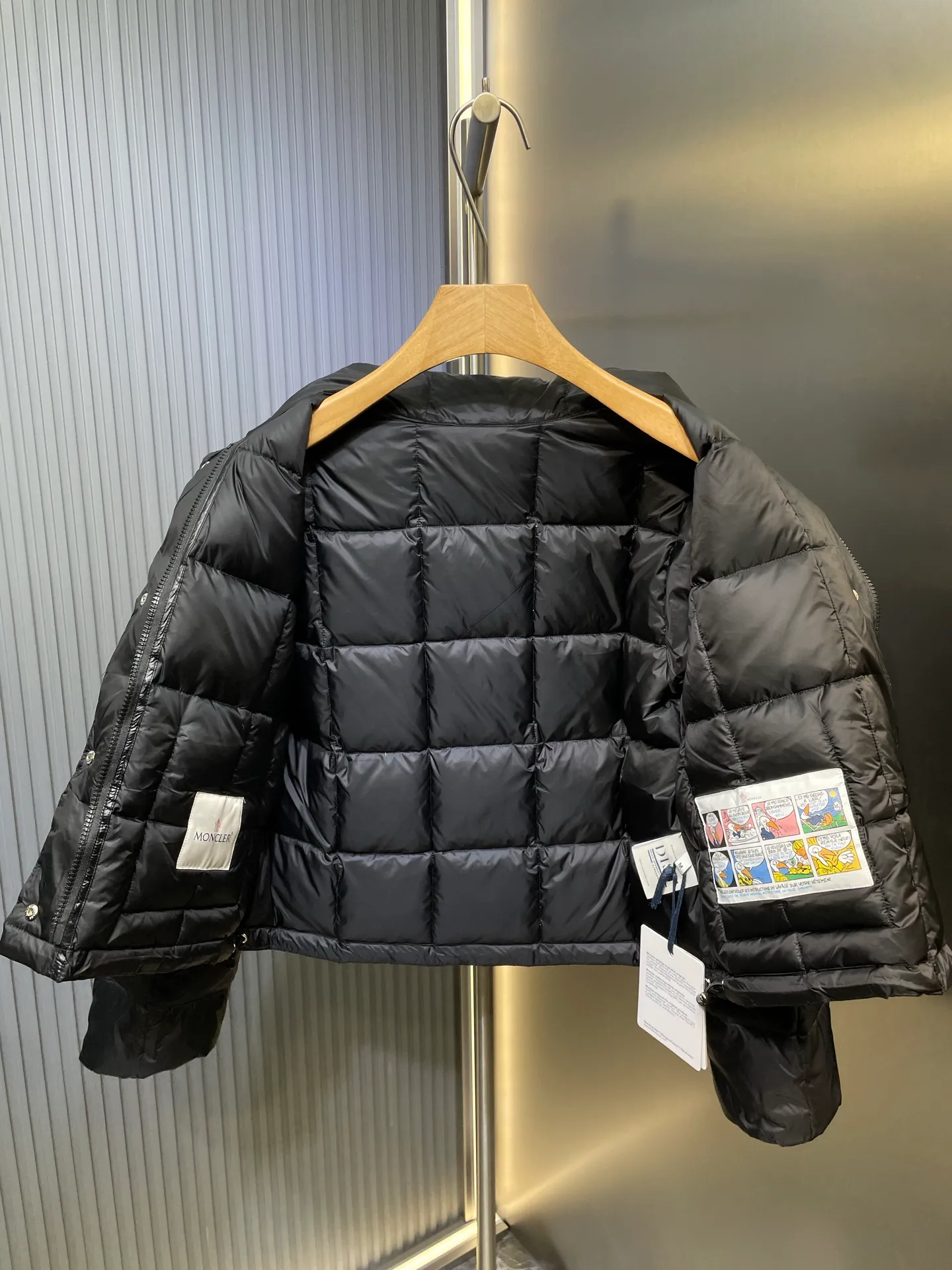 P690 Moncler🌟Thin stand-up collar and lapel down jacket. Customized YB imported nylon material. The craftsmanship is restored. Upgraded material. It has the waterproof, windproof and cold-proof function of nylon. White goose down filling inside. The whole piece is light and warm. Zipper placket. Lapel stand-up collar two-wear design. Classic rectangular strip embossing treatment. The iconic logo patch embellishment on the outside of the arm shows a low-key sense of luxury. The woven upper edge pocket design is practical to keep out the cold. Exquisite details can successfully get rid of dullness. Integrate warmth and fashion. Customized surface accessories. Look for the correct version. Filled with velvet logo. Size: s m l