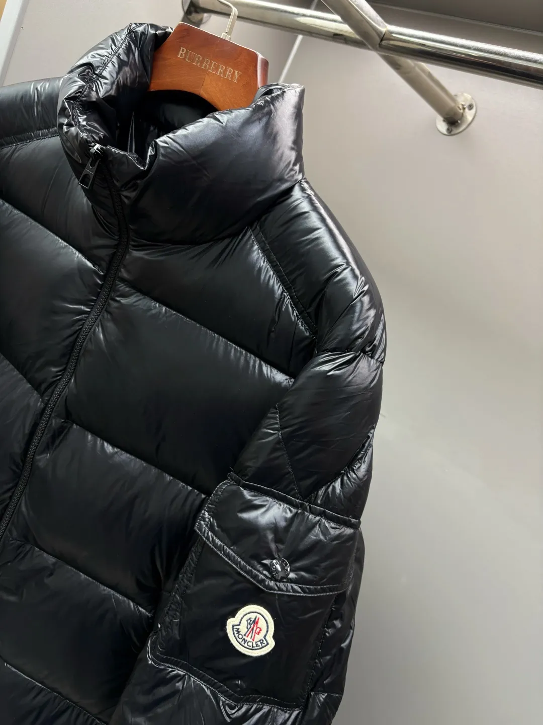 P990 Moncler's new hoodless Maya down jacket, 2025 exclusive latest version, Moncler's hooded | classic popular hooded Maya down jacket ⚠️The best and heavyweight is coming again! ✅Exclusively purchased and developed in 2025, it is the most top-notch version on the Internet. Different from all currencies in the market ⚠️It is emphasized that this model is made from original Nylon laqué nylon fabric imported from special original channels ➕special grade 95 white goose down for the neck ➕the latest hardware from the counter ➕high-quality export foreign trade order OEM.  ⚠️The fabric is made of Nylon laqué bright 100% nylon fabric imported from special original channels. It has a unique luster texture, excellent waterproof and windproof effect, and can effectively resist bad weather. The neck is filled with premium 95 white goose down, making it visually lighter.  The neck is filled with imported special grade 95 white goose down, which is the highest quality among white goose downs. It has excellent thermal performance and comfort experience. Down content: up to more than 95%, almost free of impurities and feathers. Filling power: up to 800-900FP, far exceeding the 500-700FP of ordinary goose down. Cleanliness: 1000+, no odor, and extremely high hygiene standards. Origin: High-quality white geese usually come from the golden velvet-producing belt of 45-53° north latitude. Extremely warm: It can firmly lock the air to form an efficient thermal layer. The thermal insulation effect is 3 times that of ordinary down. It is light and soft: it feels as soft as baby skin, with a light and non-compression feeling. Excellent resilience: it rebounds quickly after compression, maintaining a full and fluffy state for a long time, and has a long service life. Good breathability: It has moisture absorption and moisture removal function to keep the body dry and comfortable. The double-layer liner is still soft and stemless, fluffy and full after the finished product. It has better warmth retention than any version on the market. It is extremely soft when you grab it, no smell, and does not roll into balls. The high-quality goose down makes the whole down jacket fuller and more stylish.  Moncler's new evergreen series classic hoodless Maya down jacket for autumn and winter! The most sought-after and popular series in the classic main line, over-the-counter and official purchases are basically based on rush. This year (2025), all colors of Maya have once again improved on the basis of previous classics. The most intuitive thing is the fabric. The latest advanced customization imported genuine nylon fabric from the original channel. The fabric details and hardware are truly the same as the original ones (‼️Note: The zipper puller was newly revised last year, and all the details of Maya are in place for all colors👌🏻☑️) Hot models are bound to be mixed. Please feel free to compare, and the quality of the sincere work can be judged! A timeless classic product, we sincerely invite all fans to interpret and explore this product together. This will definitely be the best decision you have ever made! !  ❣️Details: Super smooth two-way zipper, which can make you feel safe in wind and snow. Slanted closed pockets are designed on both sides, which not only meet the needs of carrying things but also keep hands warm. There are also pockets on the chest and sleeves inside, which are thoughtful considerations for those who don’t like backpacks. Size: M-XXXL