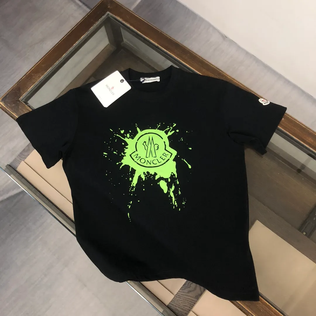 P160 🔥MONCLER The latest short-sleeved T-shirt for couples ~ color inkjet printed logo design ~ the fabric upper body is comfortable and breathable, not stiff, slim cut, made of high-end custom-made pure cotton fabric! The upper body is comfortable and stylish, and it can be worn alone as an inner layer. It is a must-have for fashionistas! ! ! Color: black white Size: S～XL (loose version, please state your height and weight when placing an order)